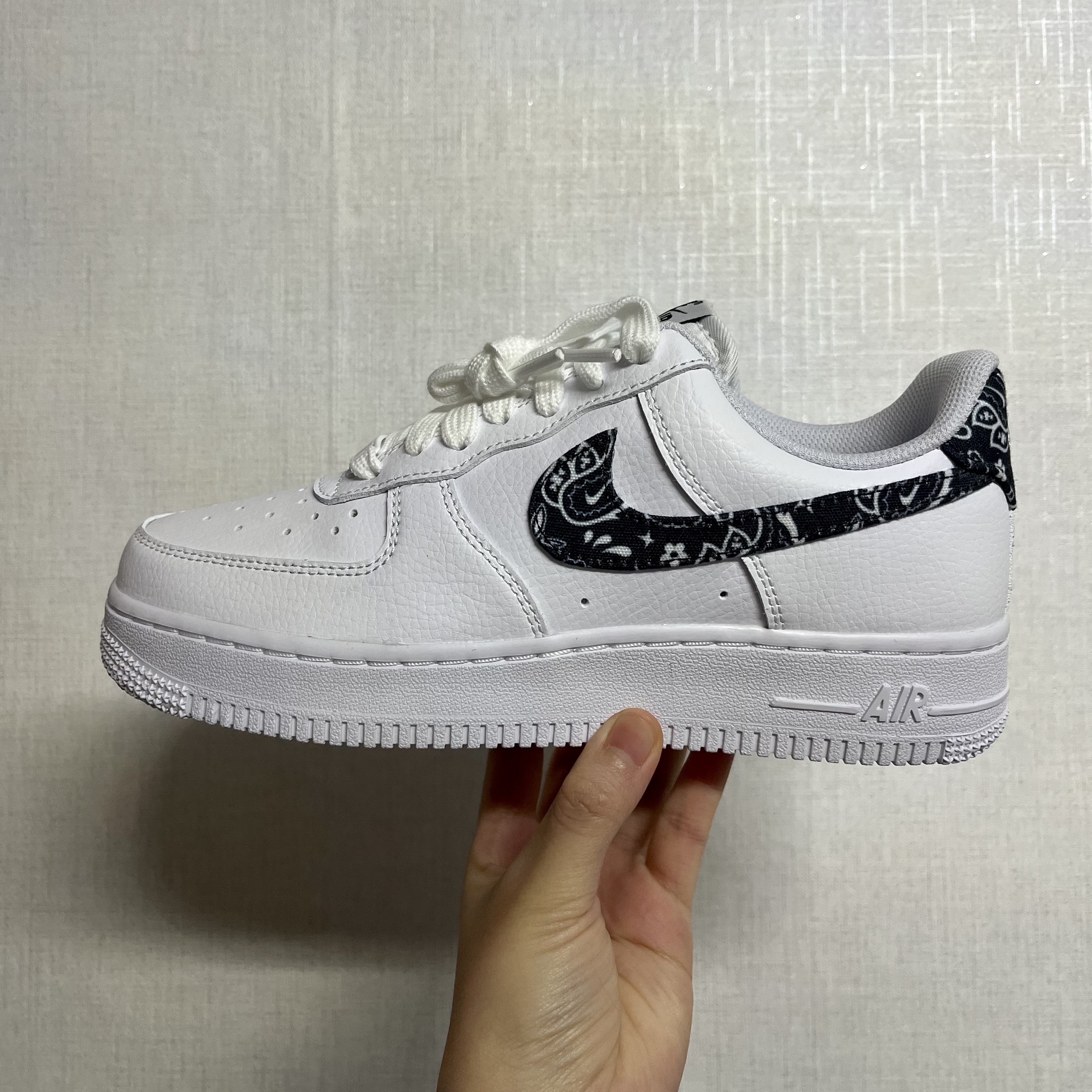 (W) Nike Air Force 1 '07 Essential Paisley Swoosh White Black 착용 스타일