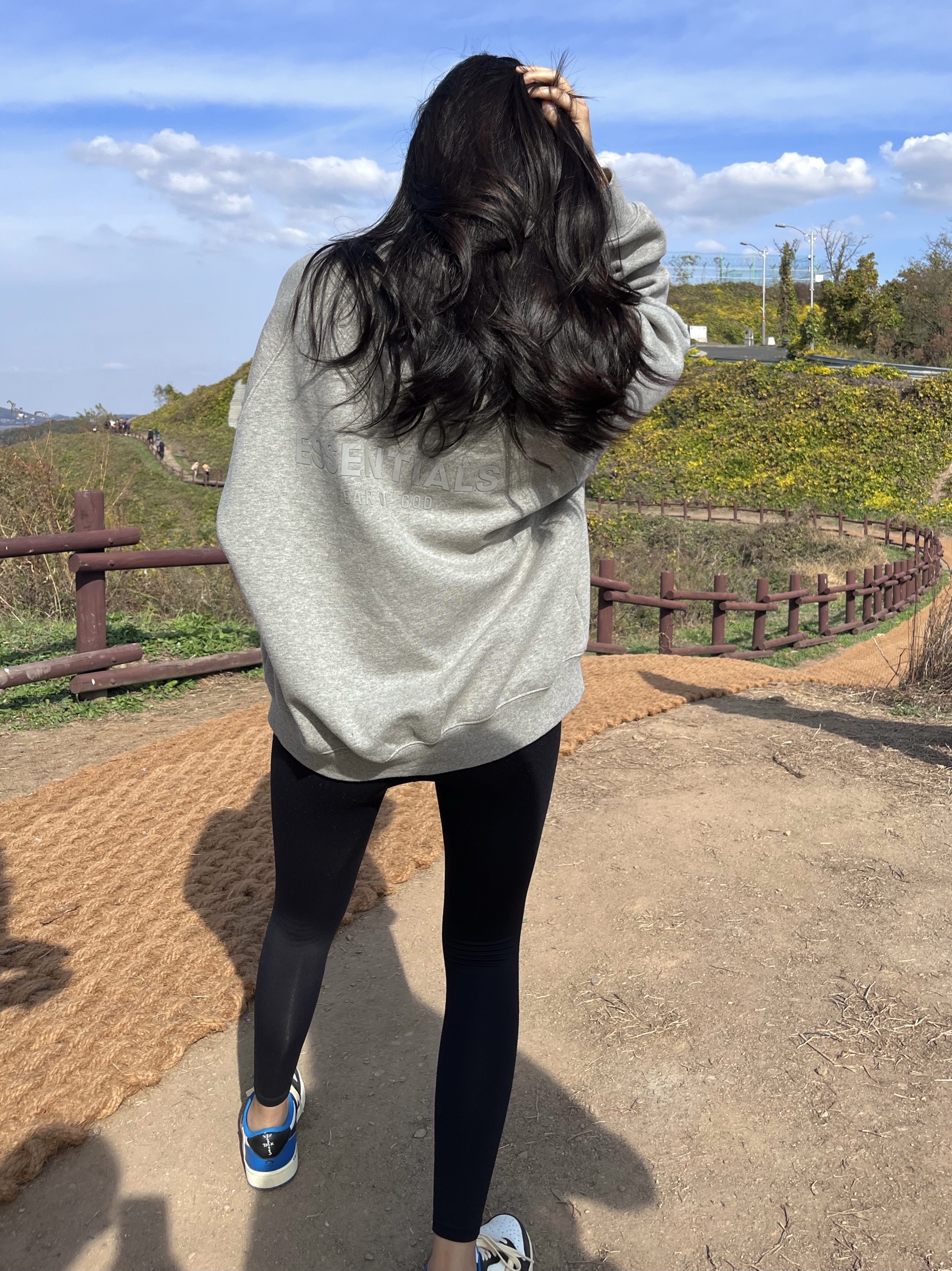 Essentials Pull-Over Crewneck Sweatshirt Heather Oatmeal - 21SS, Jordan 1 x Travis Scott x Fragment Retro Low OG SP Military Blue 착용 스타일