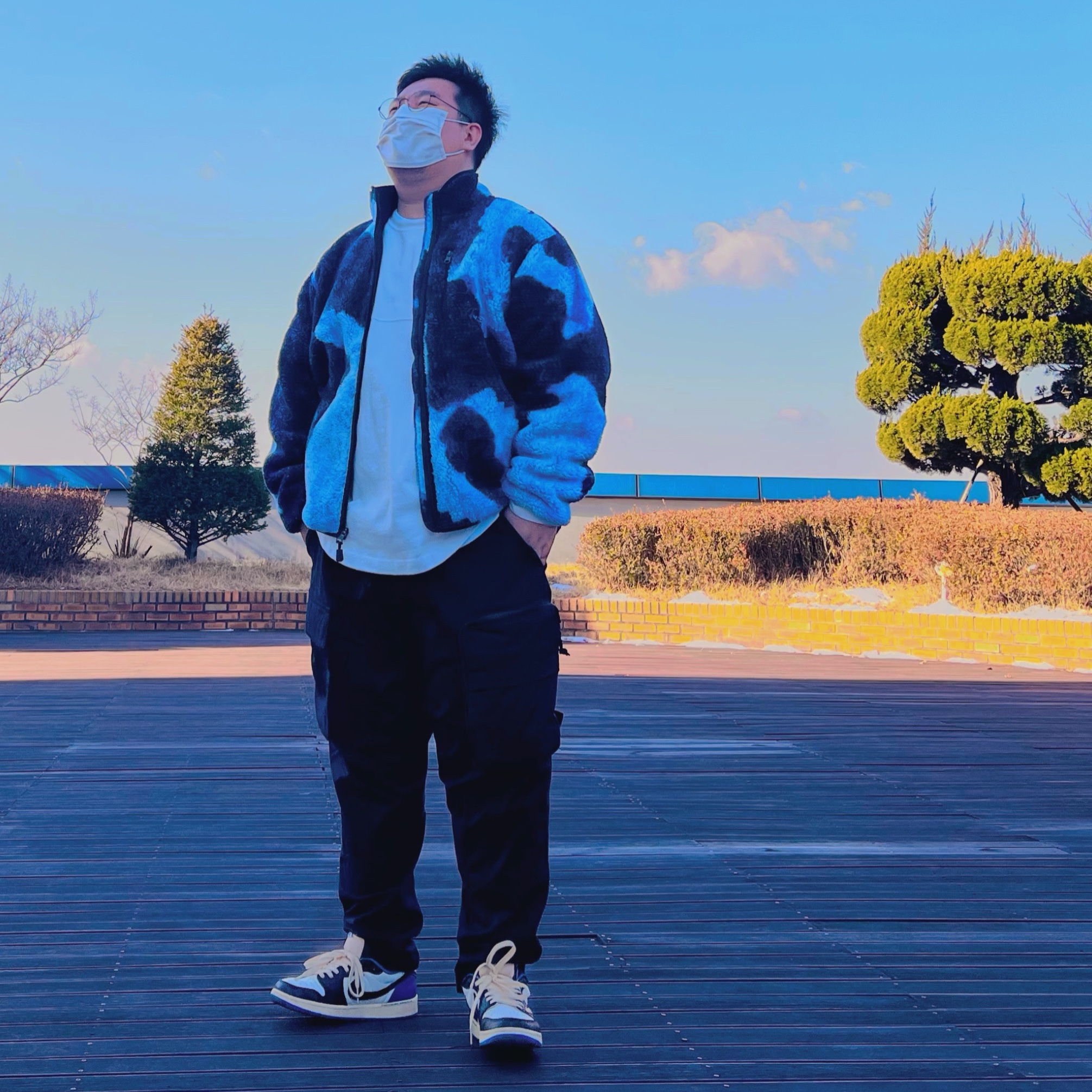 Supreme x The North Face Bleached Denim Print Fleece Jacket Indigo - 21FW, Jordan 1 x Travis Scott x Fragment Retro Low OG SP Military Blue 착용 스타일