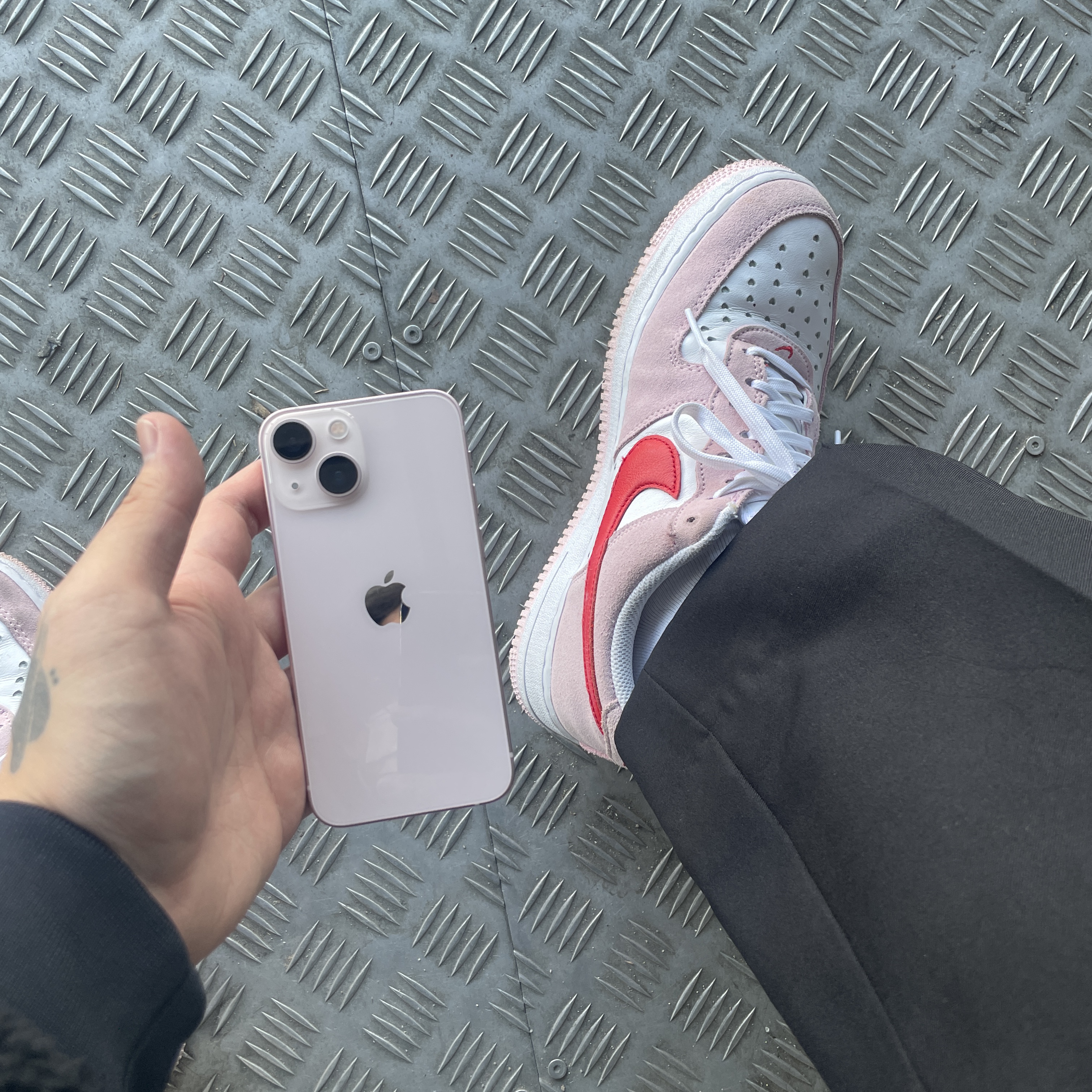 Nike Air Force 1 '07 QS Valentine's Day 착용 스타일