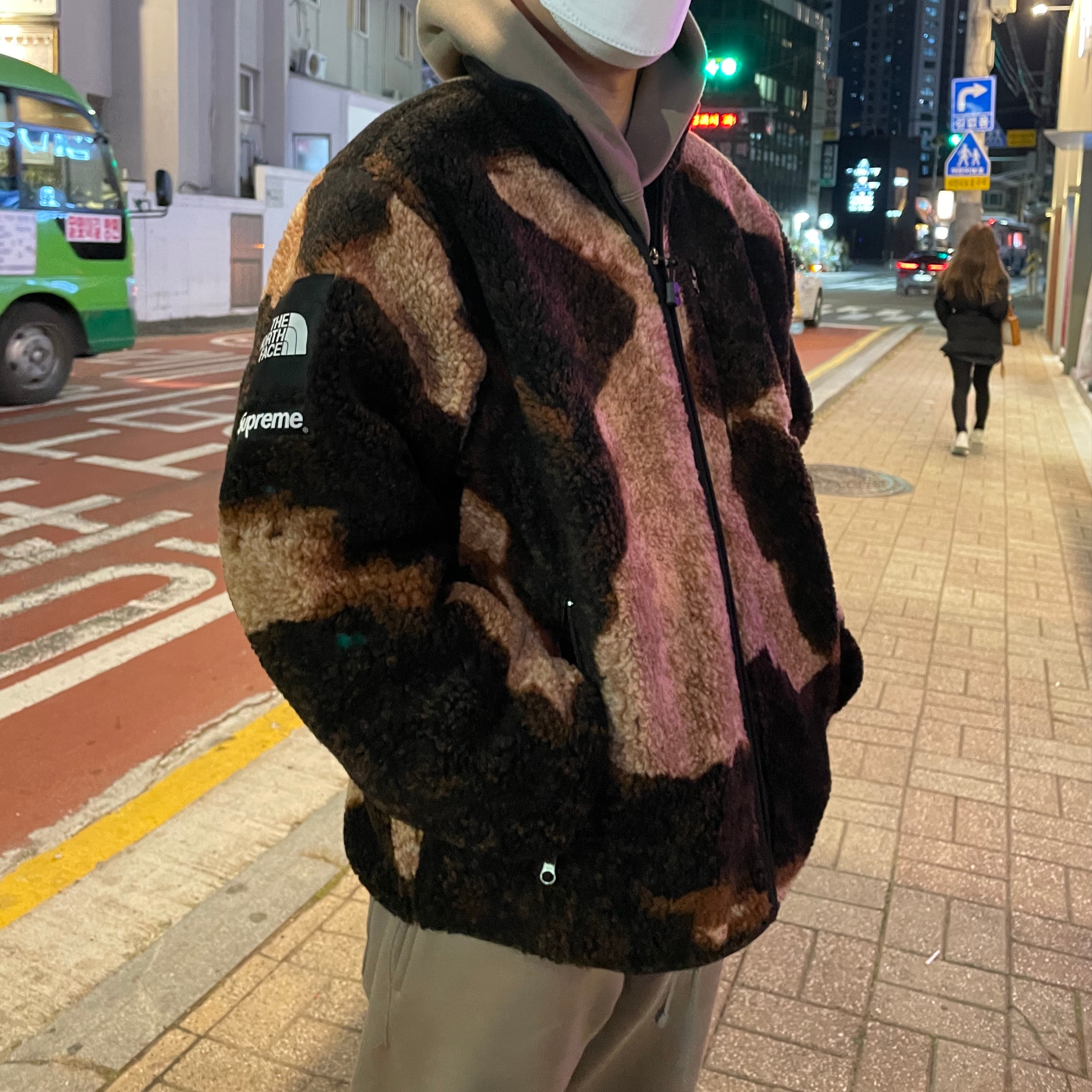 Supreme x The North Face Bleached Denim Print Fleece Jacket Black - 21FW, Essentials Sweatpants Taupe - 20FW 착용 스타일