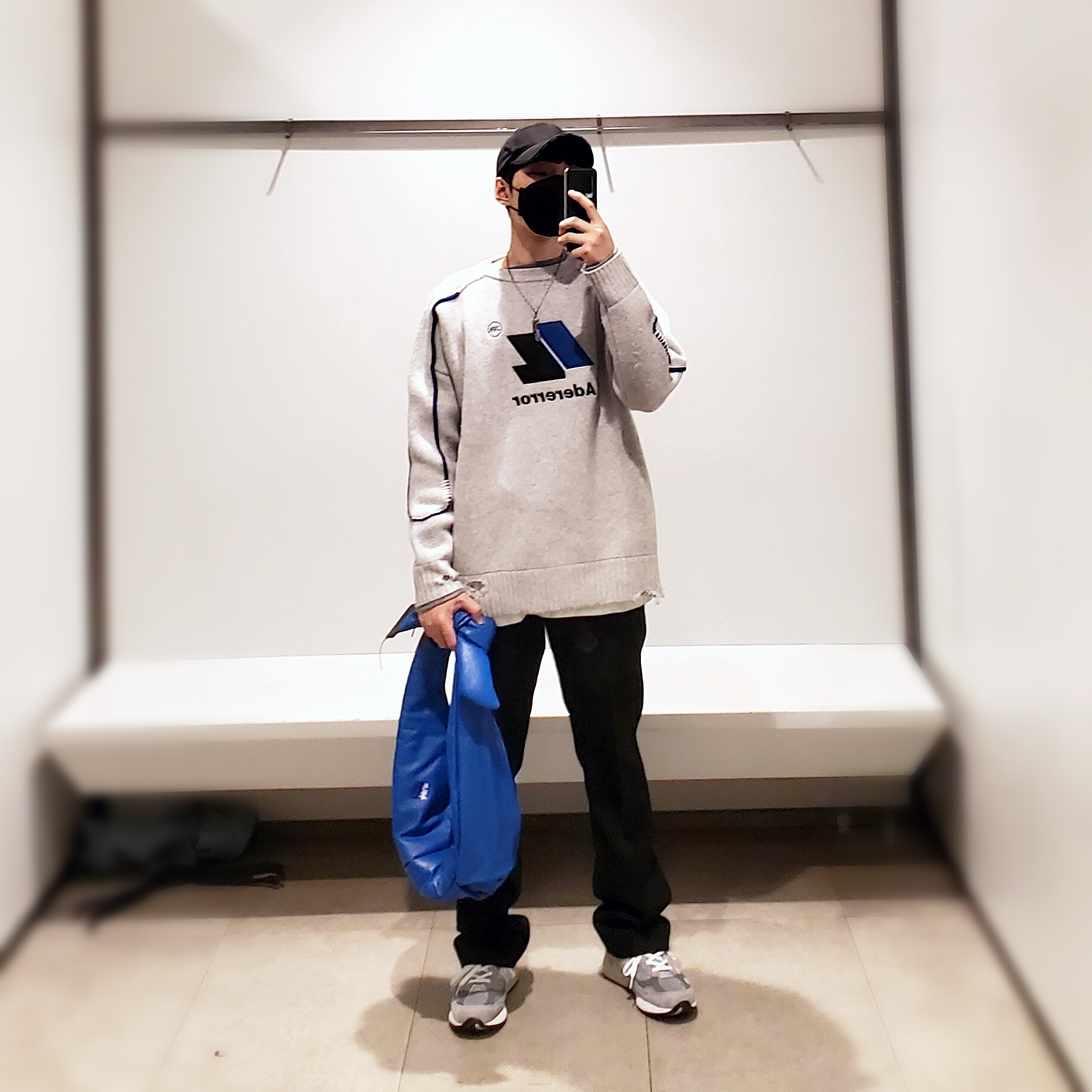 Zara x Ader Error Oversize Sweater Grey, Ader Error x Zara Leather Shoulder Bag with Knot Blue 착용 스타일 - 2