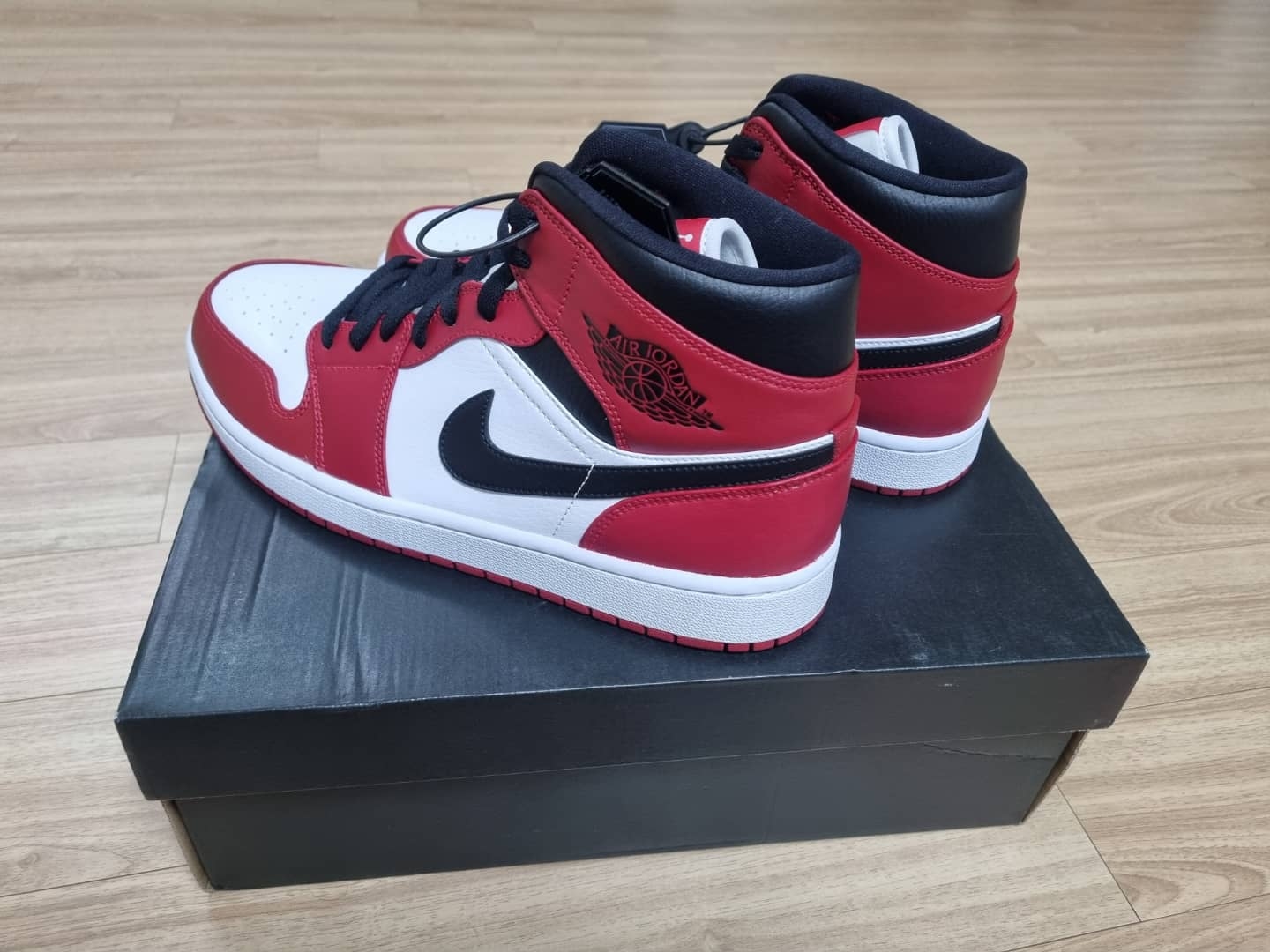 Jordan 1 Mid Chicago 2020 착용 스타일 - 3