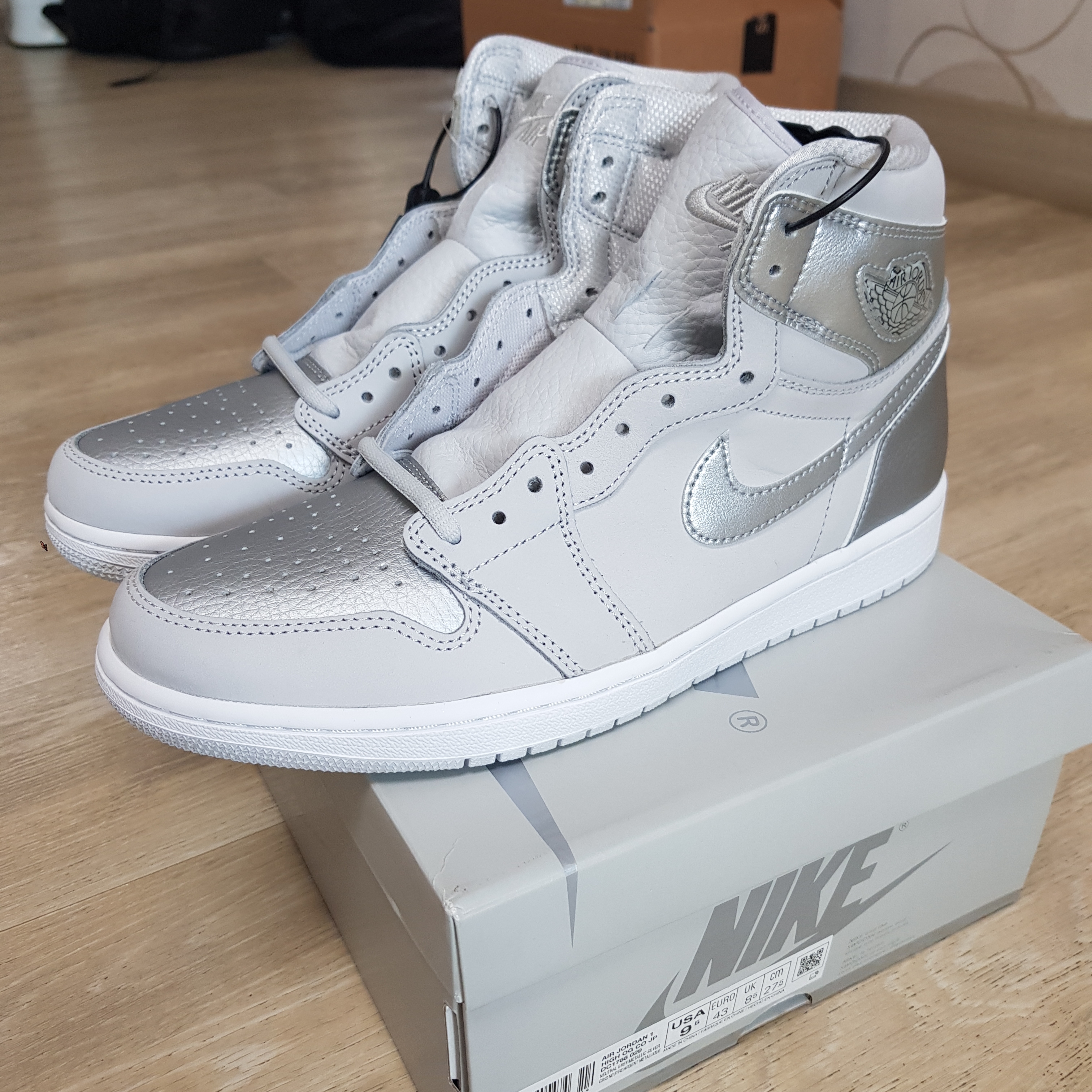 Jordan 1 Retro High OG CO.JP Neutral Grey 착용 스타일 - 1