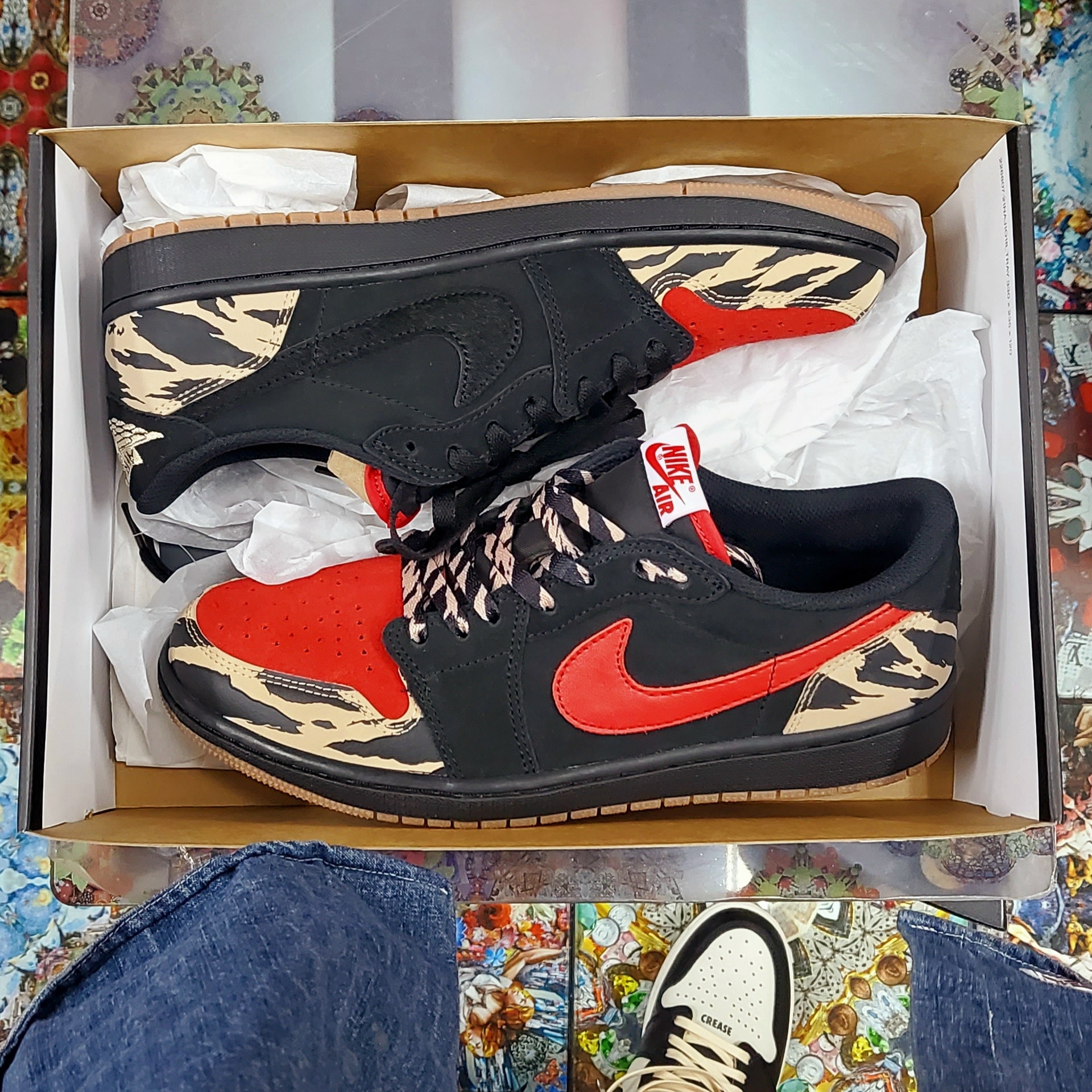 Jordan 1 x SoleFly Retro Low OG SP Black and Sport Red 착용 스타일 - 5
