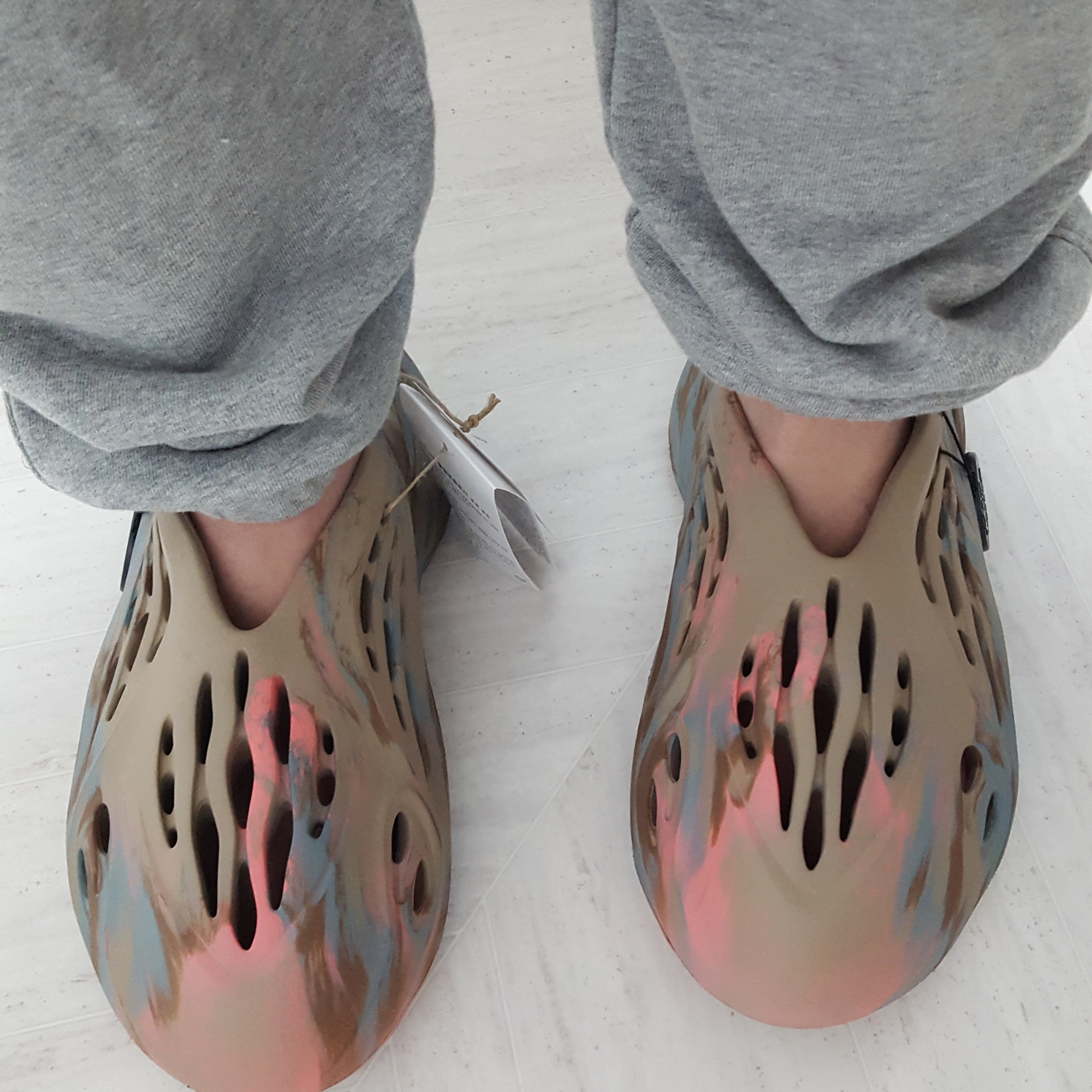 Adidas Yeezy Foam RNNR MX Sand Grey 착용 스타일