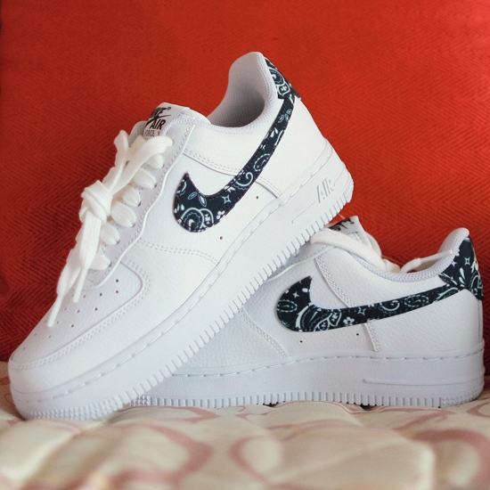 (W) Nike Air Force 1 '07 Essential Paisley Swoosh White Black 착용 스타일 - 1