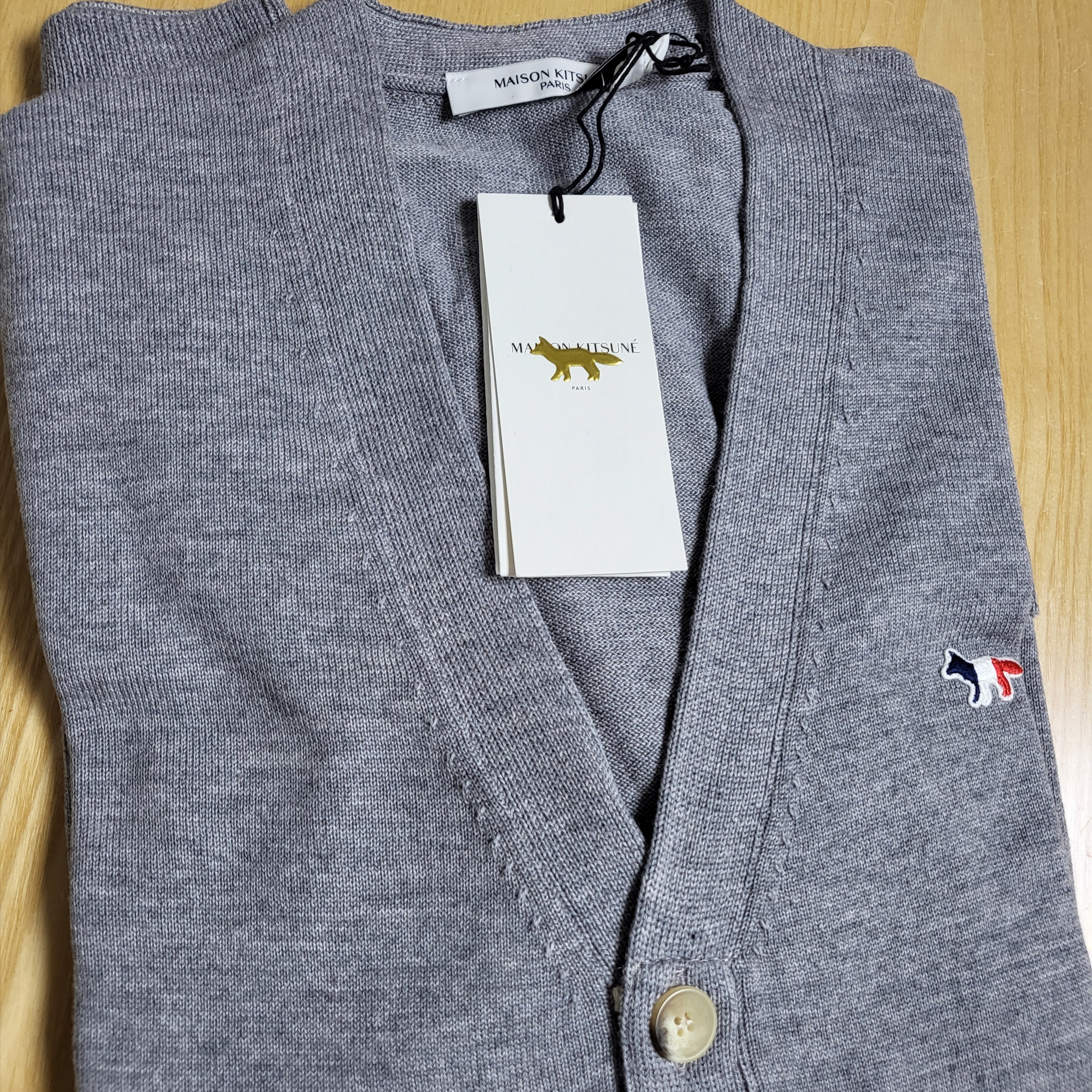 Maison Kitsune Tricolor Fox Patch Classic Cardigan Grey Melange 착용 스타일