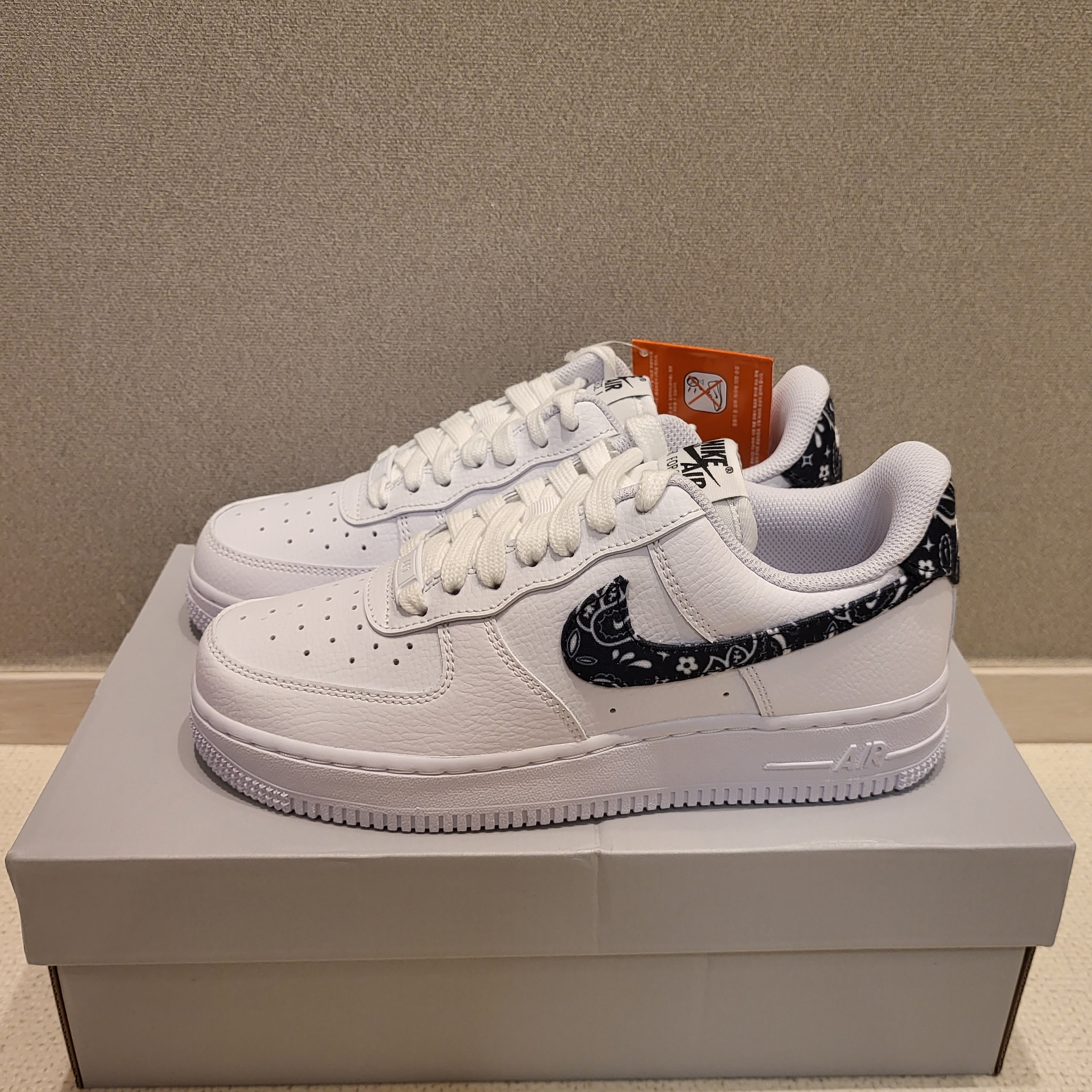 (W) Nike Air Force 1 '07 Essential Paisley Swoosh White Black 착용 스타일 - 1