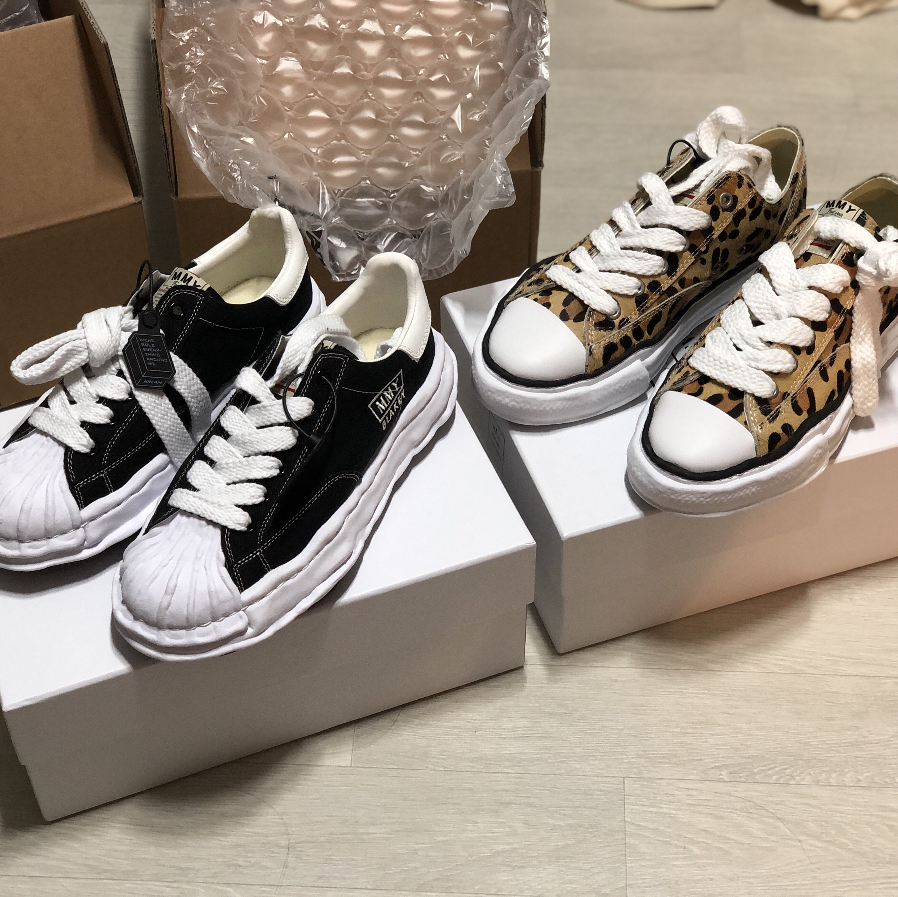 Maison Mihara Yasuhiro Blakey OG Sole Canvas Low-top Sneakers Black White, Maison Mihara Yasuhiro Peterson OG Sole Calf Hair Low-top Sneakers Leopard 착용 스타일 - 3