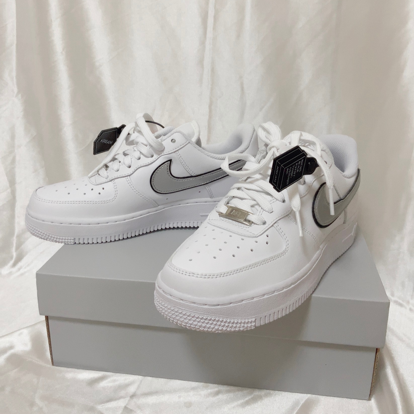 (W) Nike Air Force 1 '07 Essential White Metallic Silver 착용 스타일