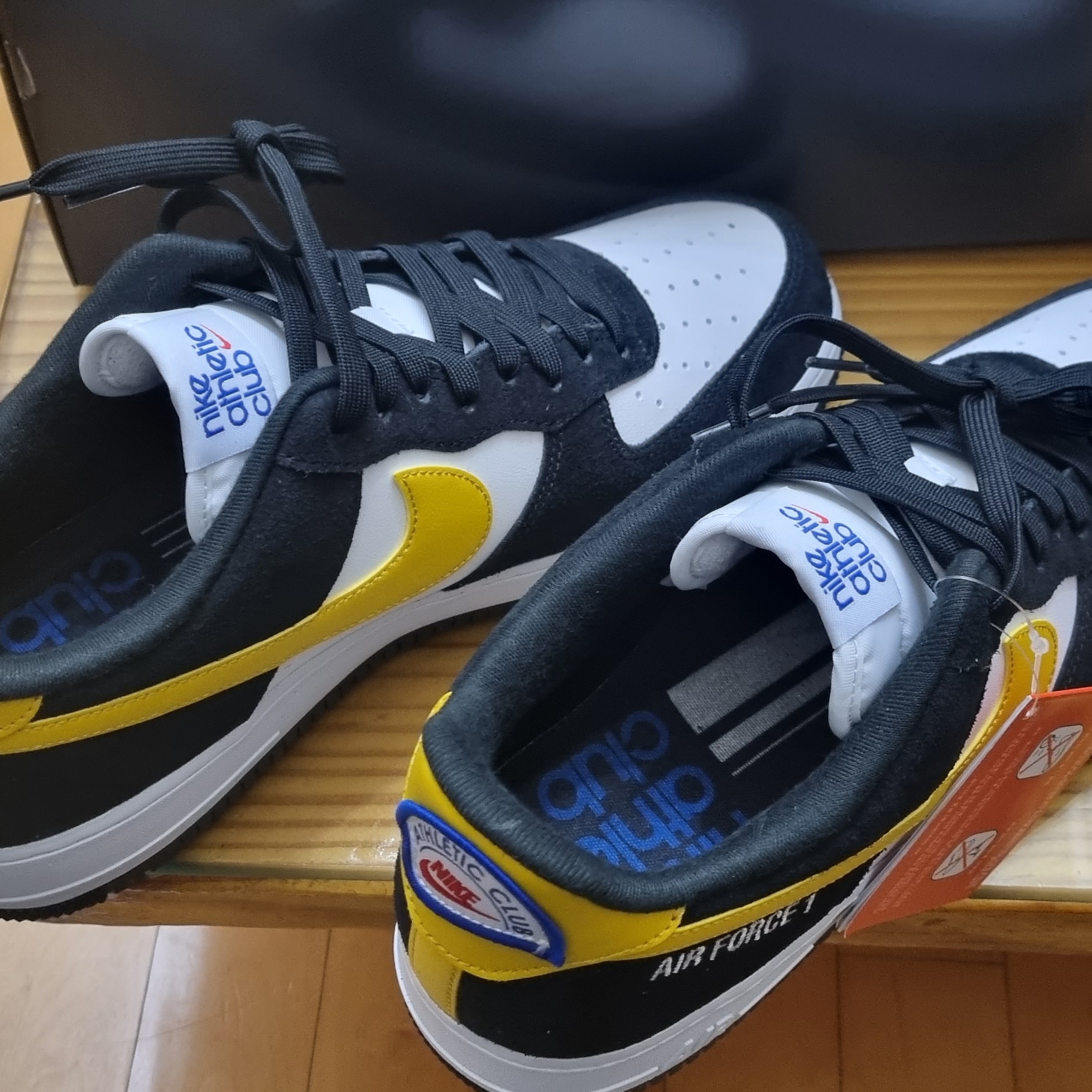 Nike Air Force 1 '07 LV8 Athletic Club Black Dark Sulfur 착용 스타일 - 2