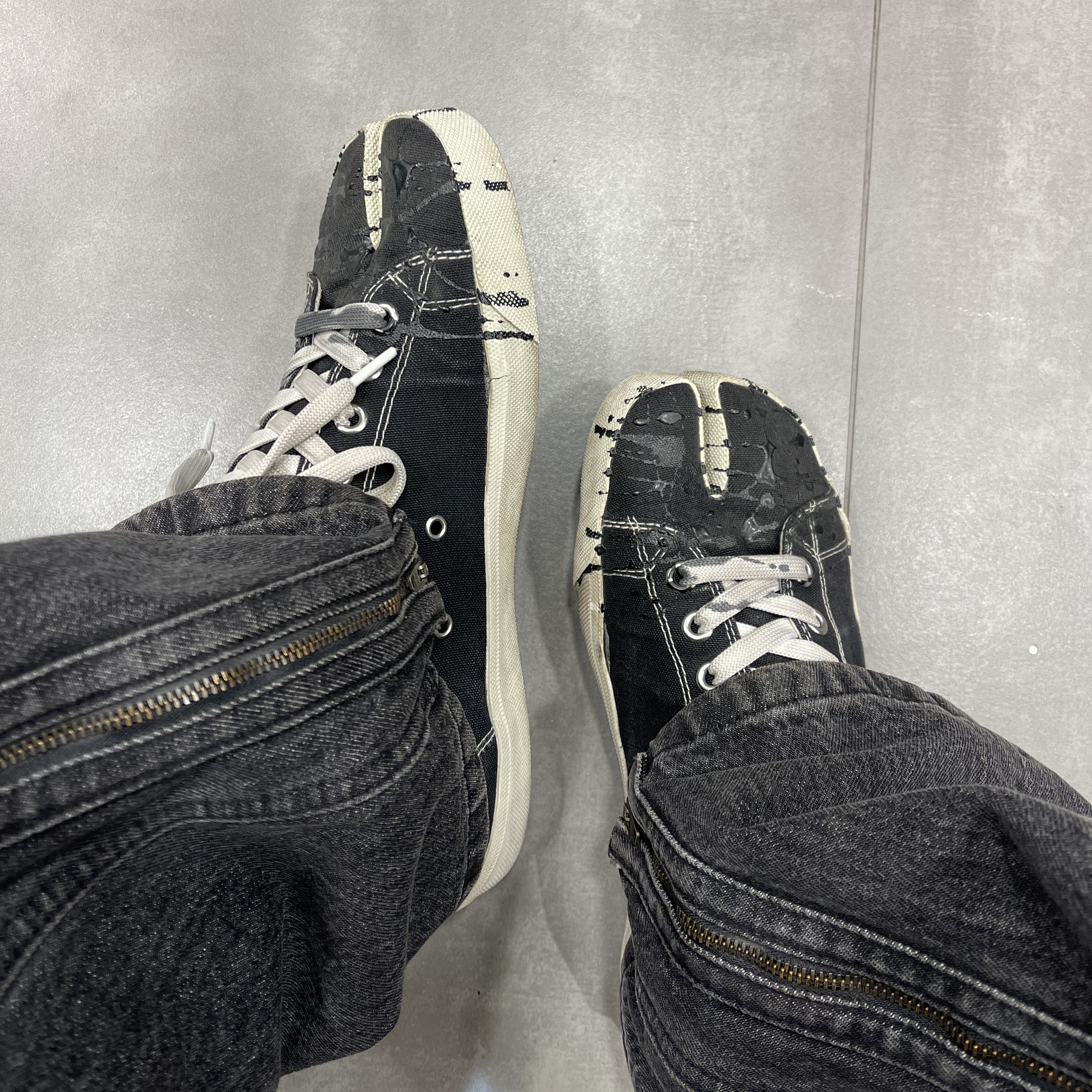 Maison Margiela Tabi Paint Drop Sneakers Black 착용 스타일
