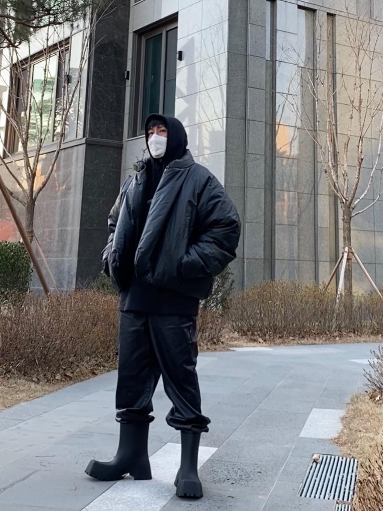Yeezy Gap Round Jacket Black, Yeezy Gap Hoodie Black 착용 스타일 - 1