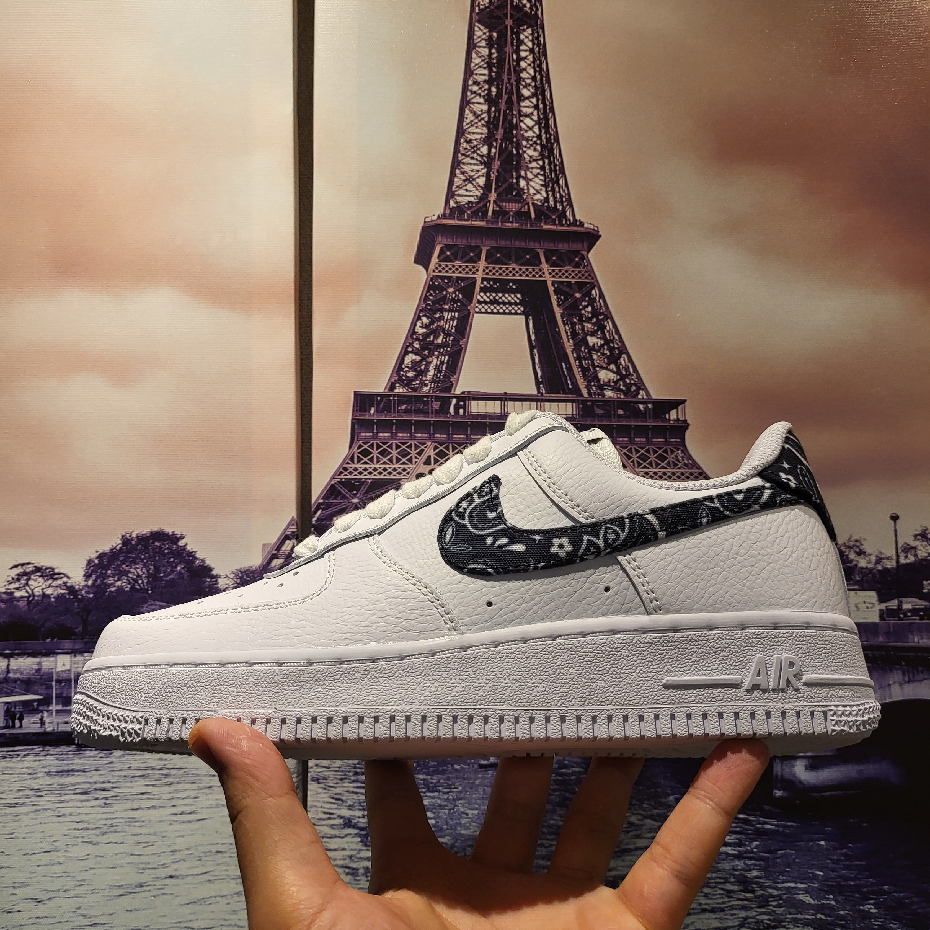 (W) Nike Air Force 1 '07 Essential Paisley Swoosh White Black 착용 스타일 - 4
