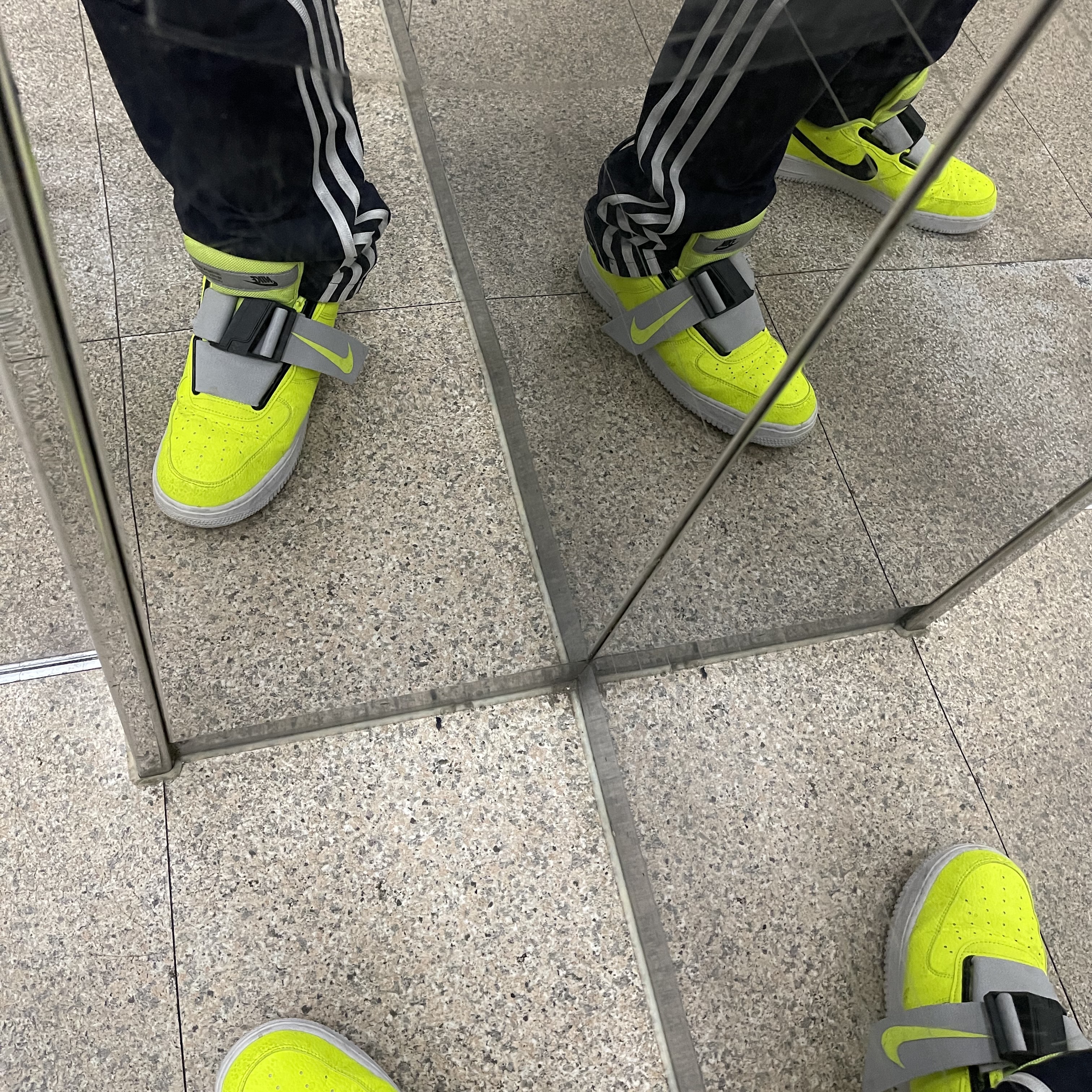 Nike Air Force 1 Utility Volt 착용 스타일
