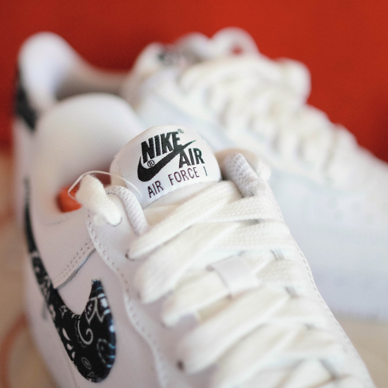 (W) Nike Air Force 1 '07 Essential Paisley Swoosh White Black 착용 스타일 - 2