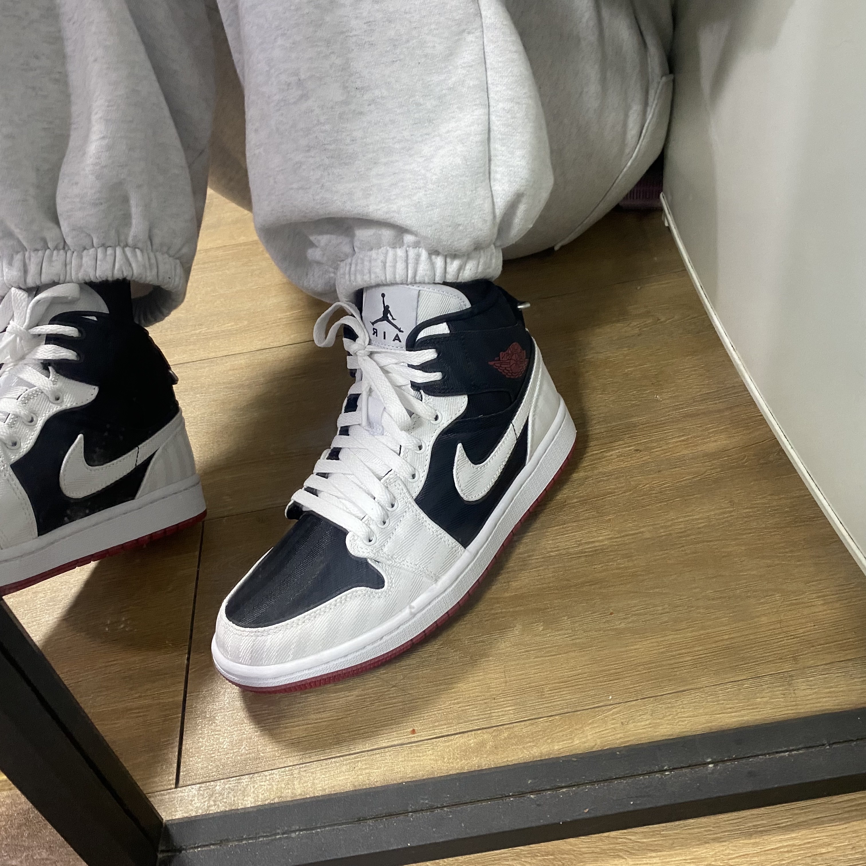 (W) Jordan 1 Mid SE Utility Panda 착용 스타일 - 1