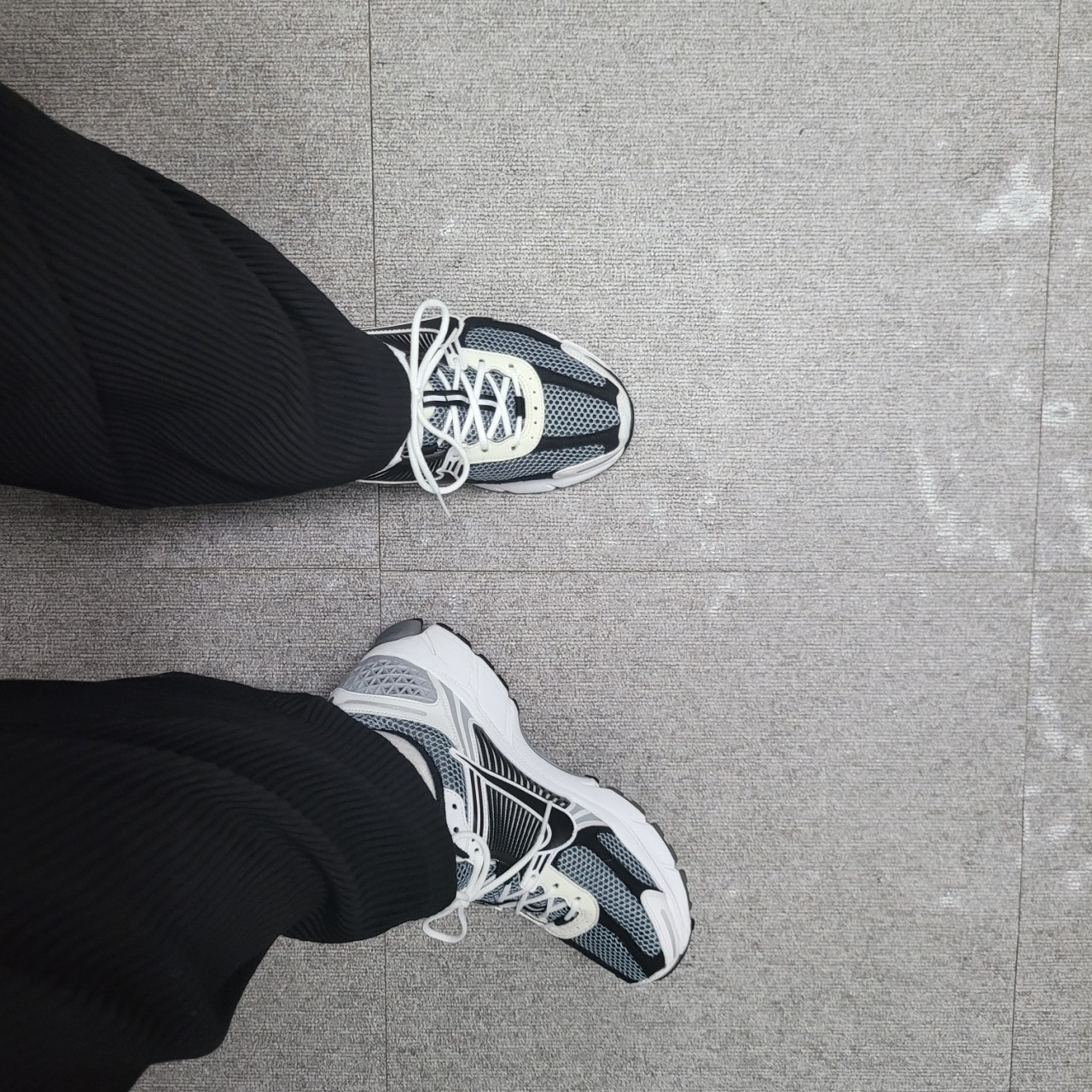 Nike Zoom Vomero 5 SE SP Dark Grey Black White 착용 스타일