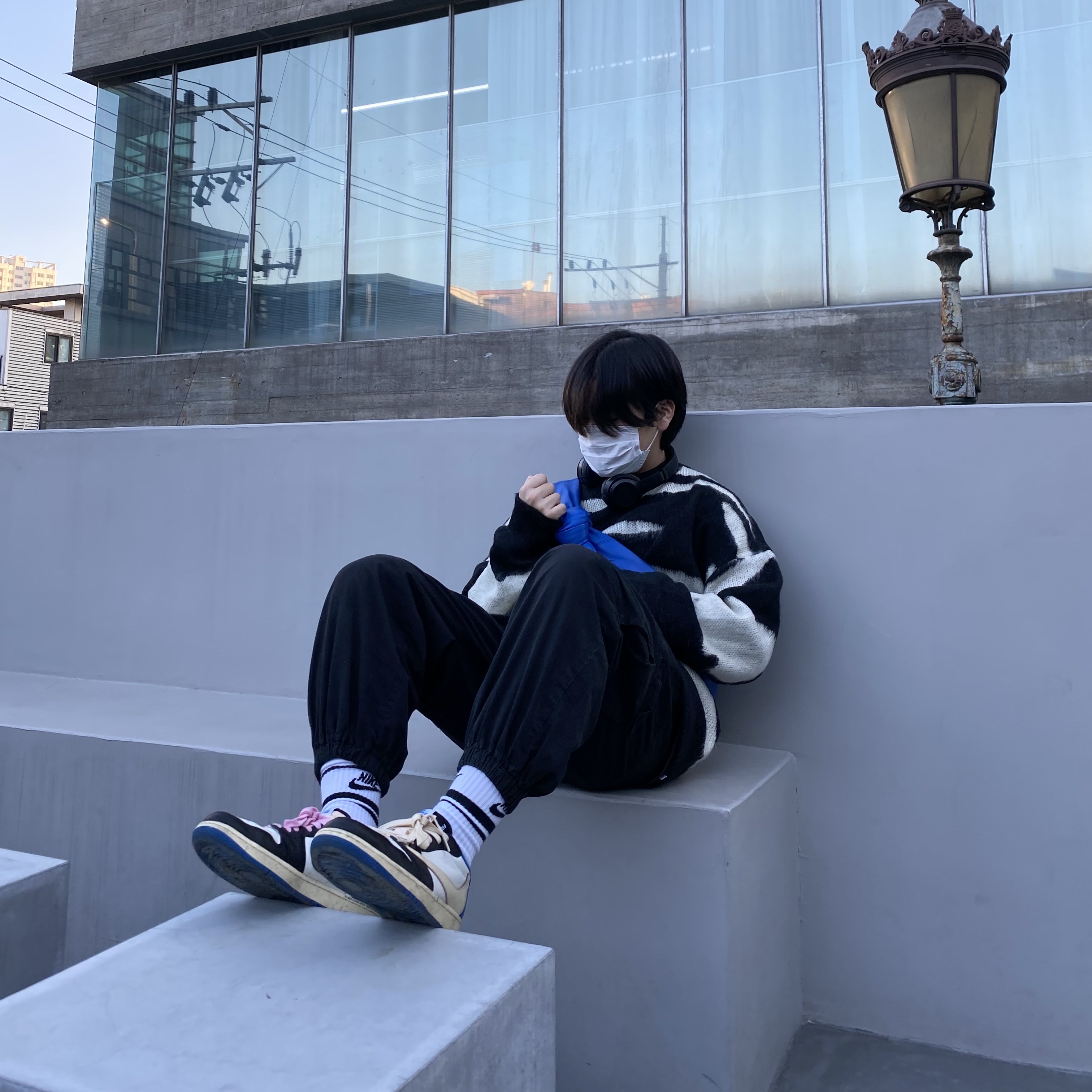 Jordan 1 x Travis Scott x Fragment Retro Low OG SP Military Blue, Ader Error x Zara Leather Shoulder Bag with Knot Blue 착용 스타일