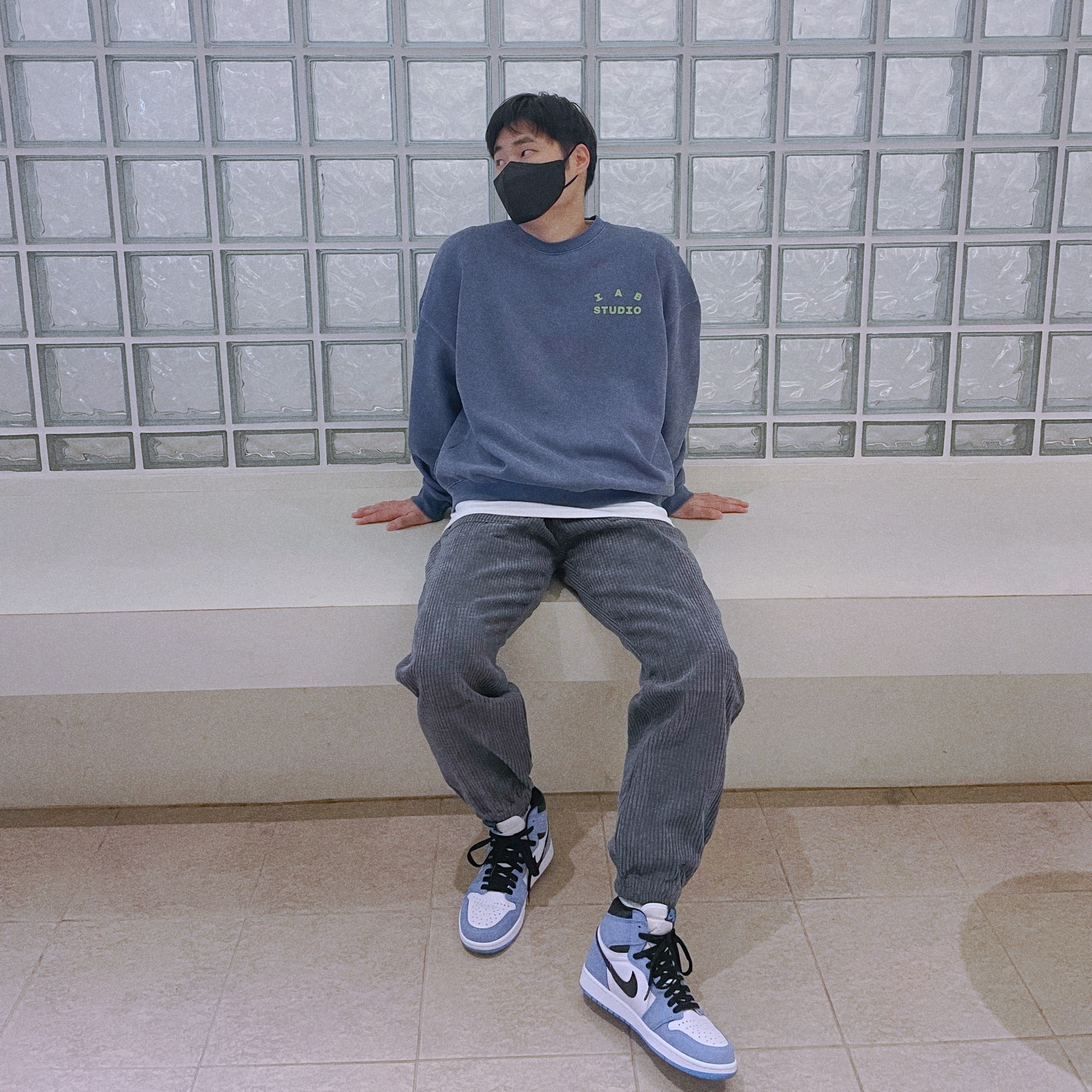 IAB Studio Pigment Sweatshirt Navy, Jordan 1 Retro High OG University Blue 착용 스타일