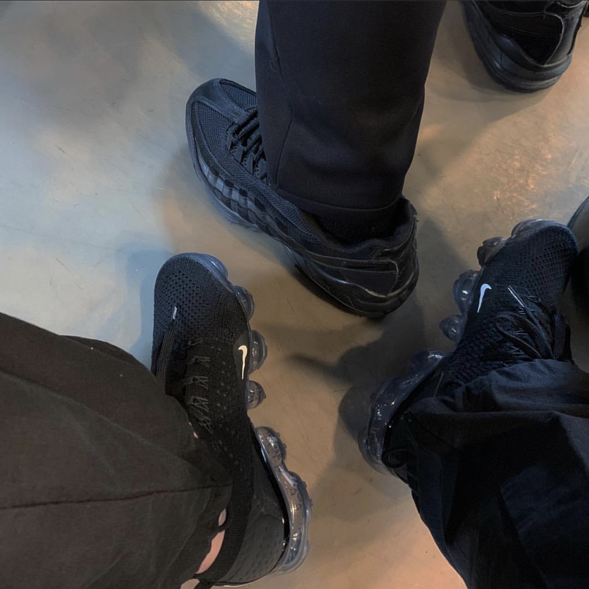Nike Air VaporMax Flyknit 2 Black White 착용 스타일 - 1