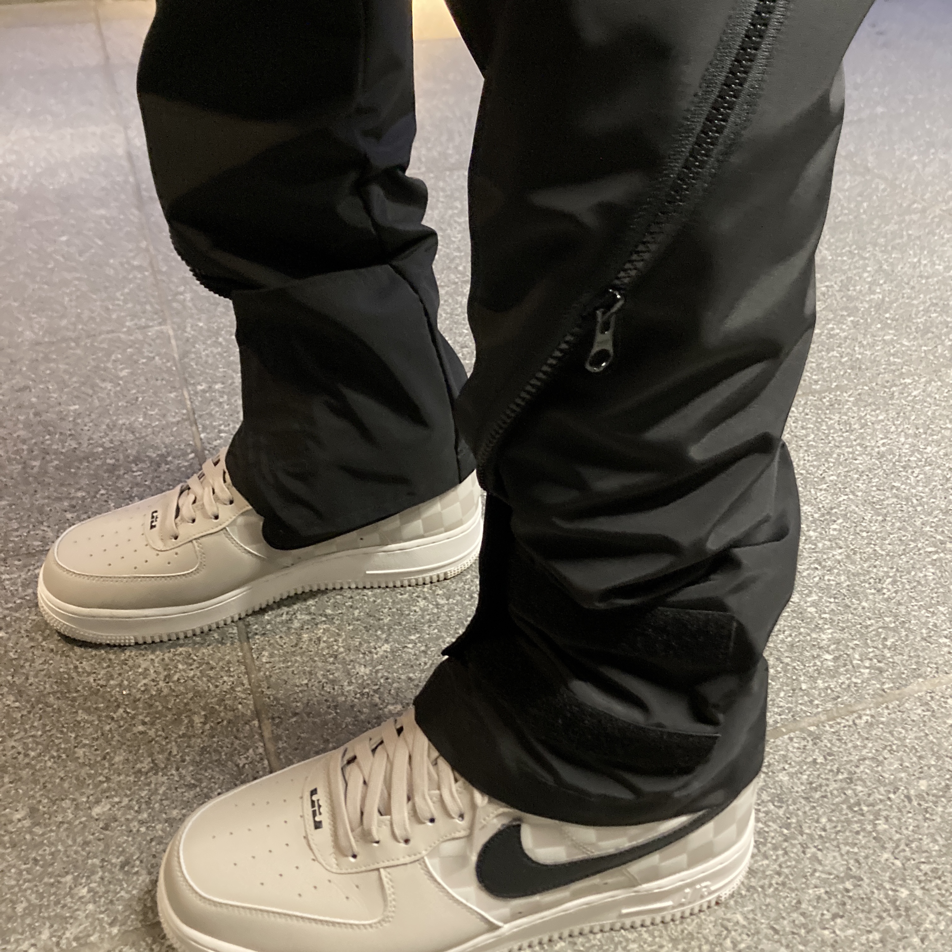 Nike Air Force 1 '07 QS LBJ 착용 스타일 - 2