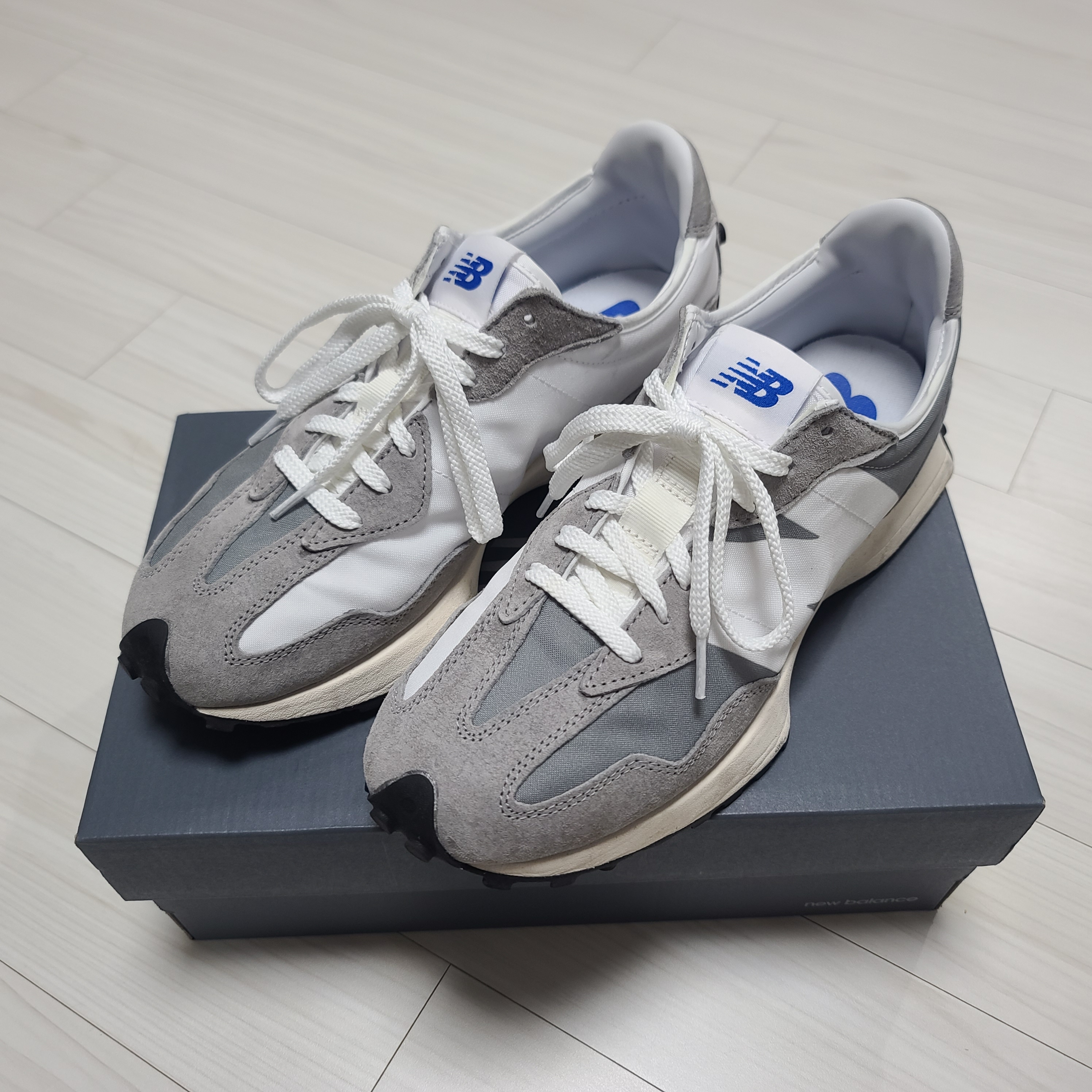 New Balance 327 Grey 착용 스타일