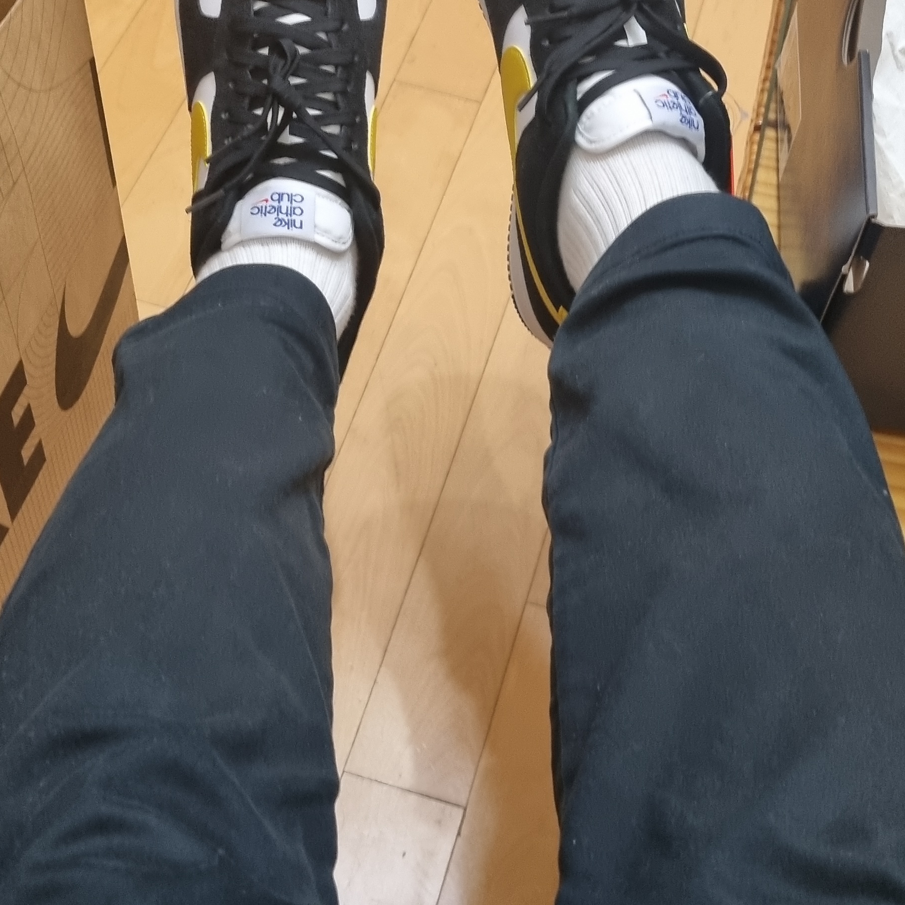 Nike Air Force 1 '07 LV8 Athletic Club Black Dark Sulfur 착용 스타일 - 3
