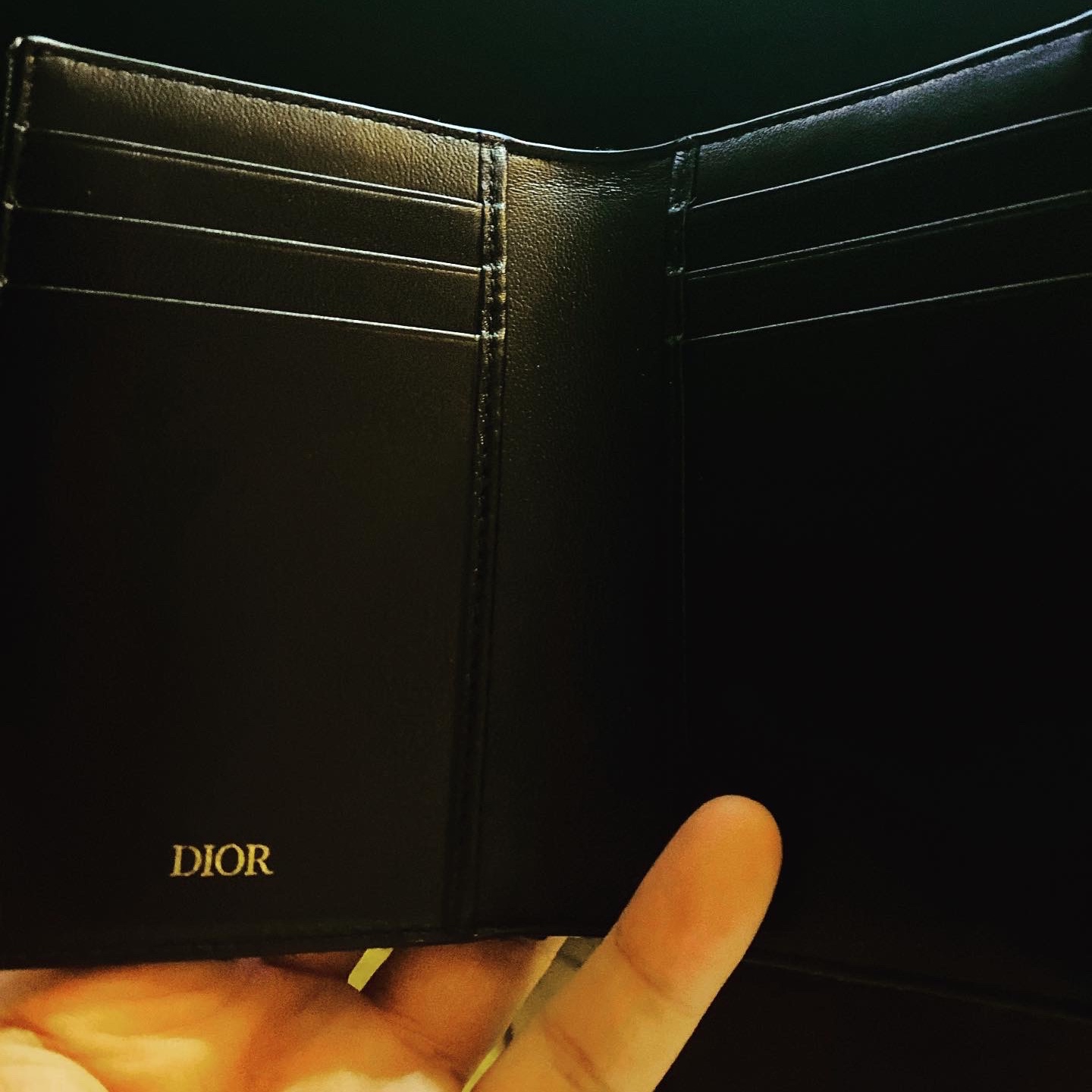Dior Bi-Fold Card Holder Beige & Black Dior Oblique Jacquard 착용 스타일 - 2