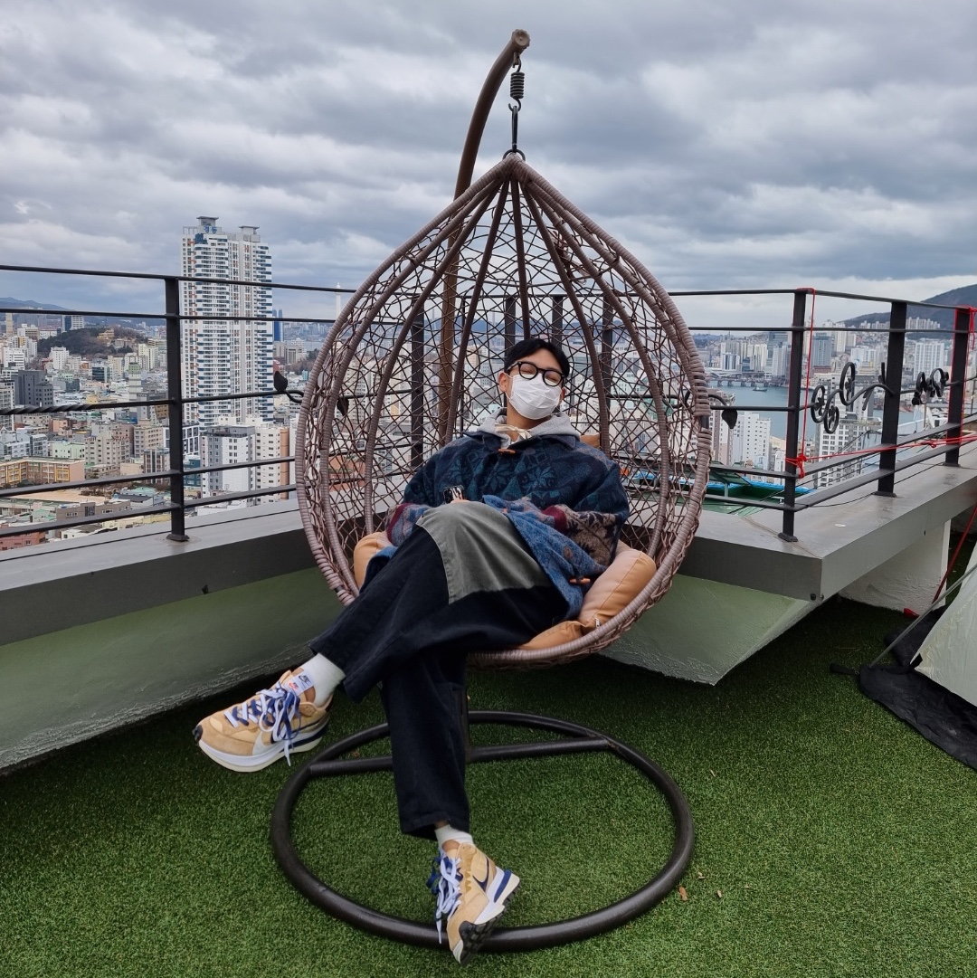 Nike x Sacai VaporWaffle Sesame and Blue Void 착용 스타일