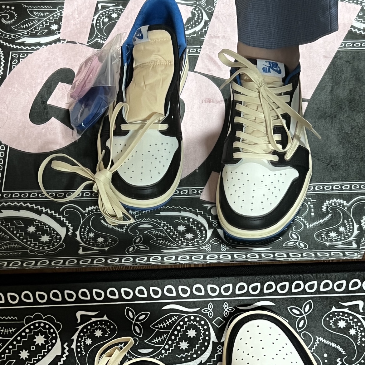 Jordan 1 x Travis Scott x Fragment Retro Low OG SP Military Blue 착용 스타일 - 1