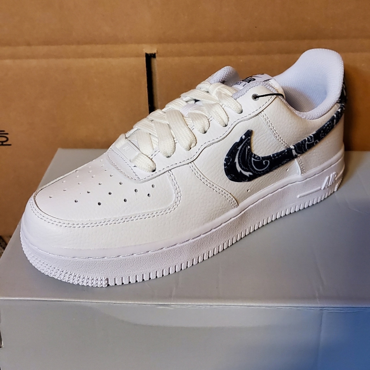 (W) Nike Air Force 1 '07 Essential Paisley Swoosh White Black 착용 스타일