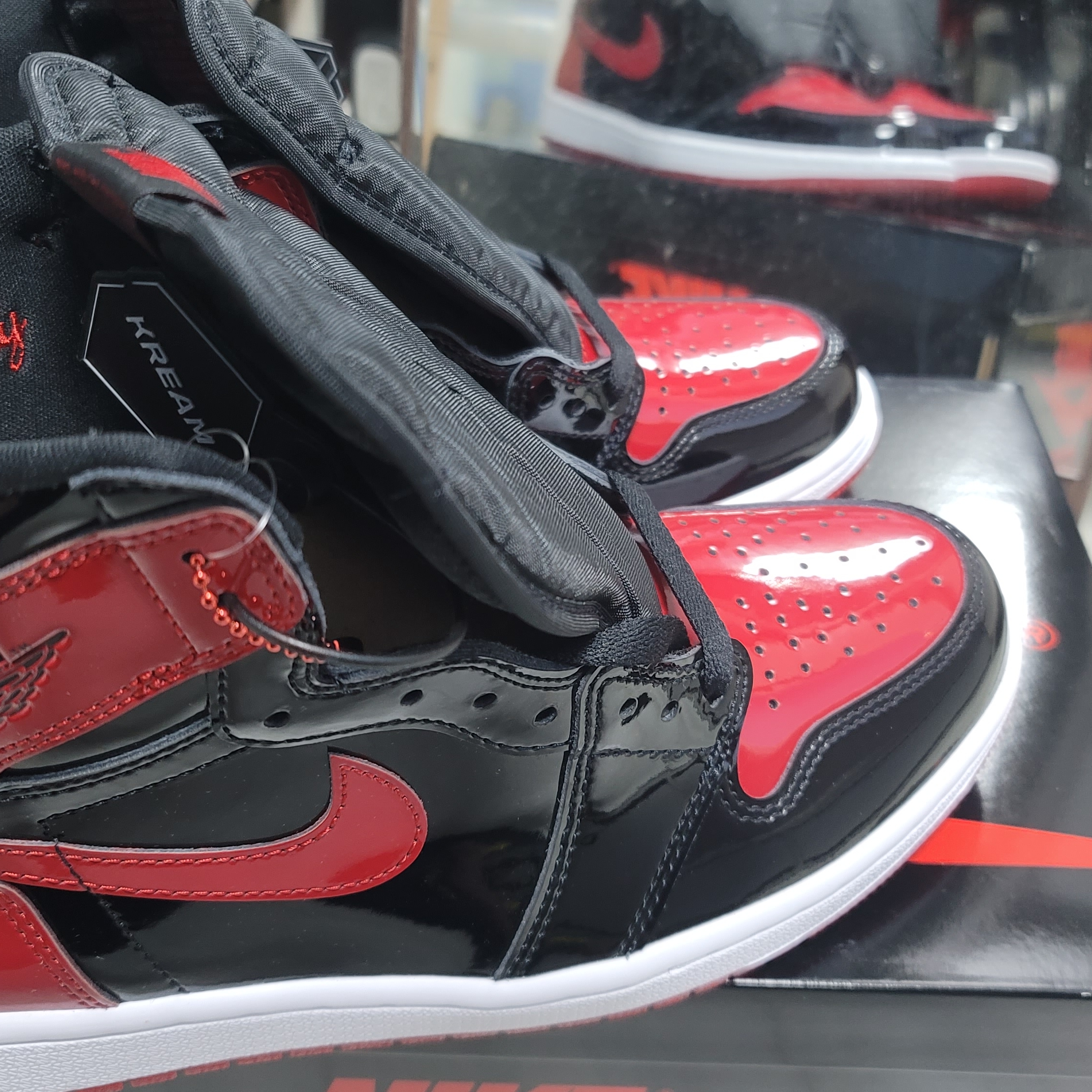 Jordan 1 Retro High OG Patent Bred 착용 스타일 - 4