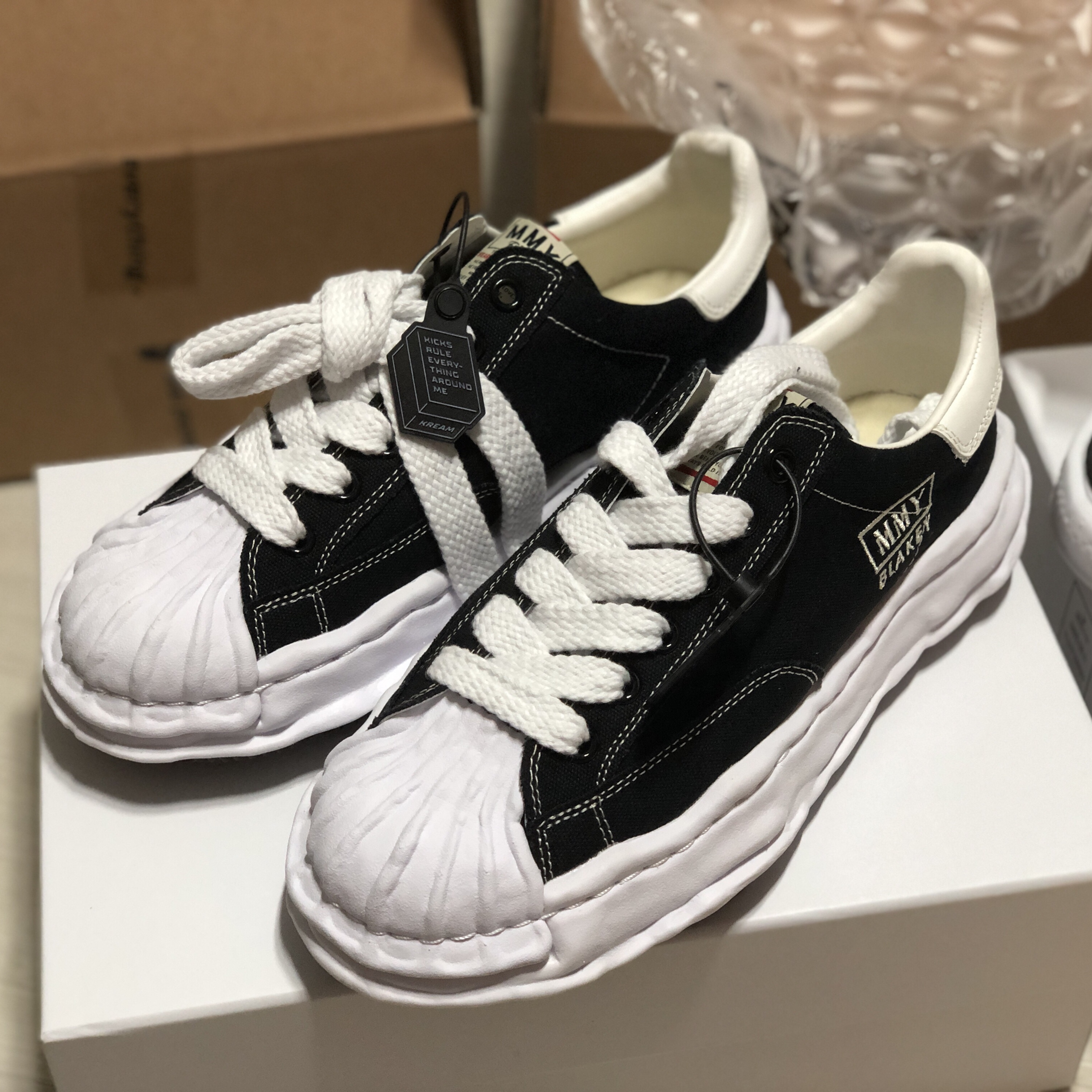 Maison Mihara Yasuhiro Blakey OG Sole Canvas Low-top Sneakers Black White, Maison Mihara Yasuhiro Peterson OG Sole Calf Hair Low-top Sneakers Leopard 착용 스타일 - 1