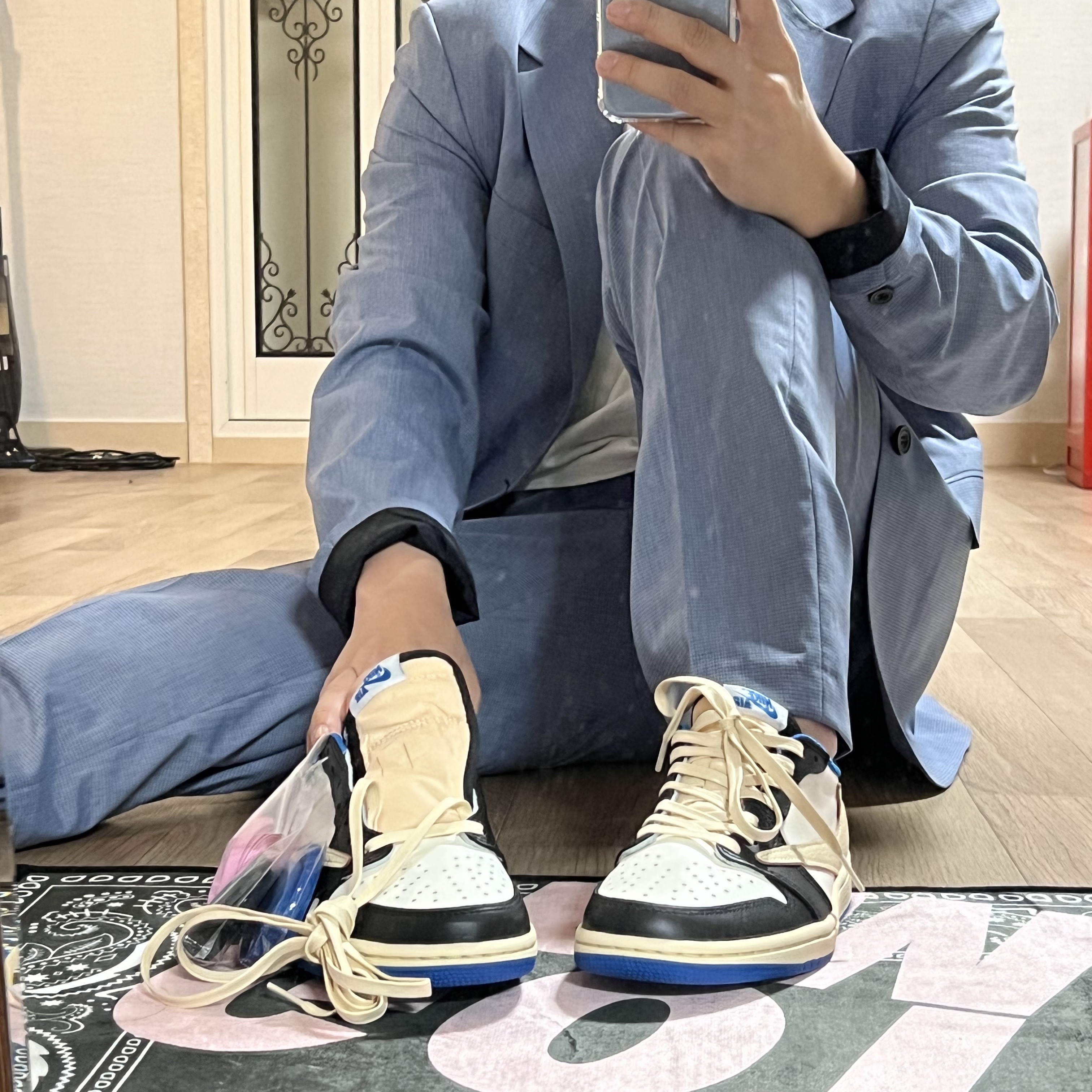 Jordan 1 x Travis Scott x Fragment Retro Low OG SP Military Blue 착용 스타일 - 3