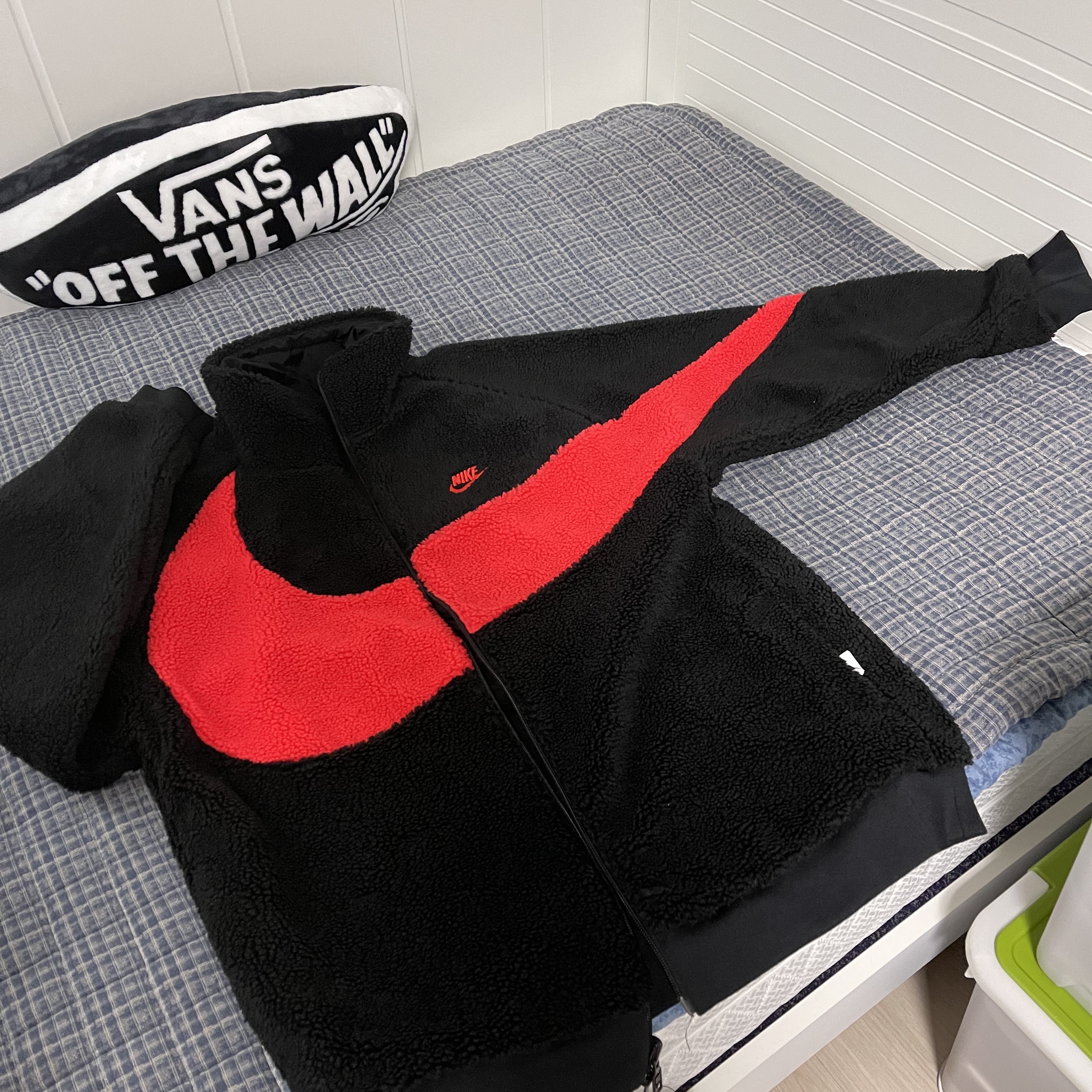 Nike Big Swoosh Full Zip Jacket Black Chili Red 착용 스타일