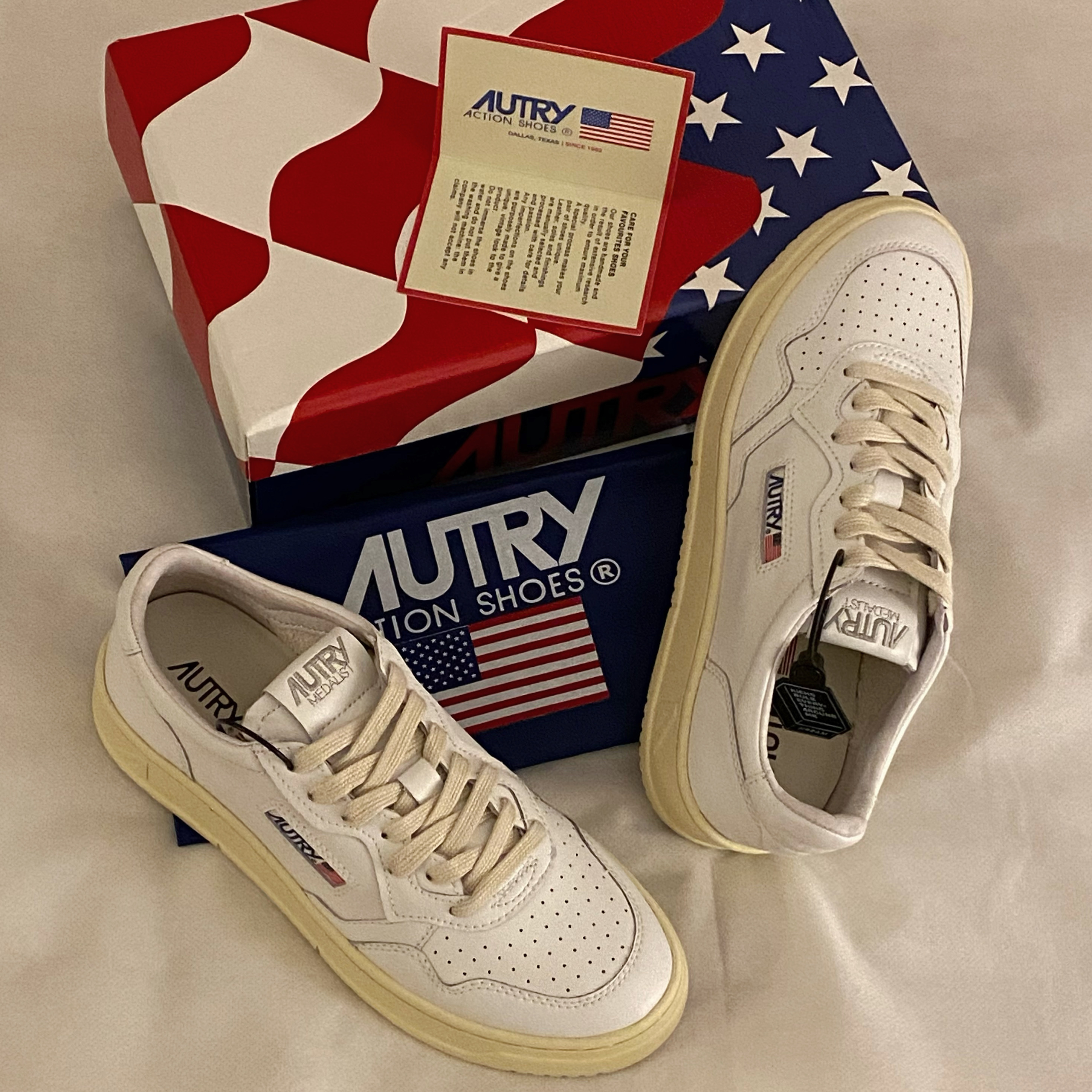 Autry Medalist Low Leather Sneakers White 착용 스타일