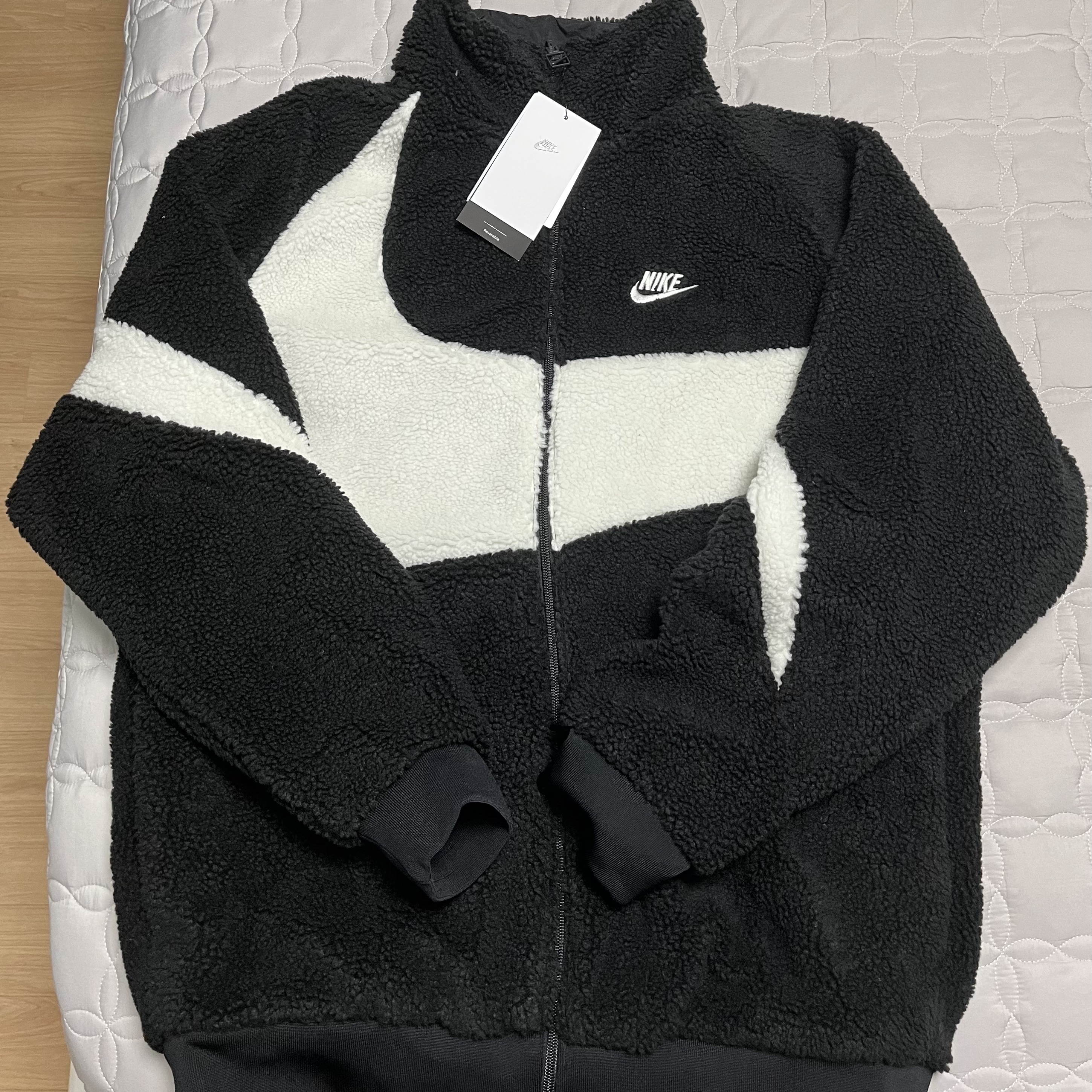 Nike Big Swoosh Full Zip Jacket Black Sail 착용 스타일