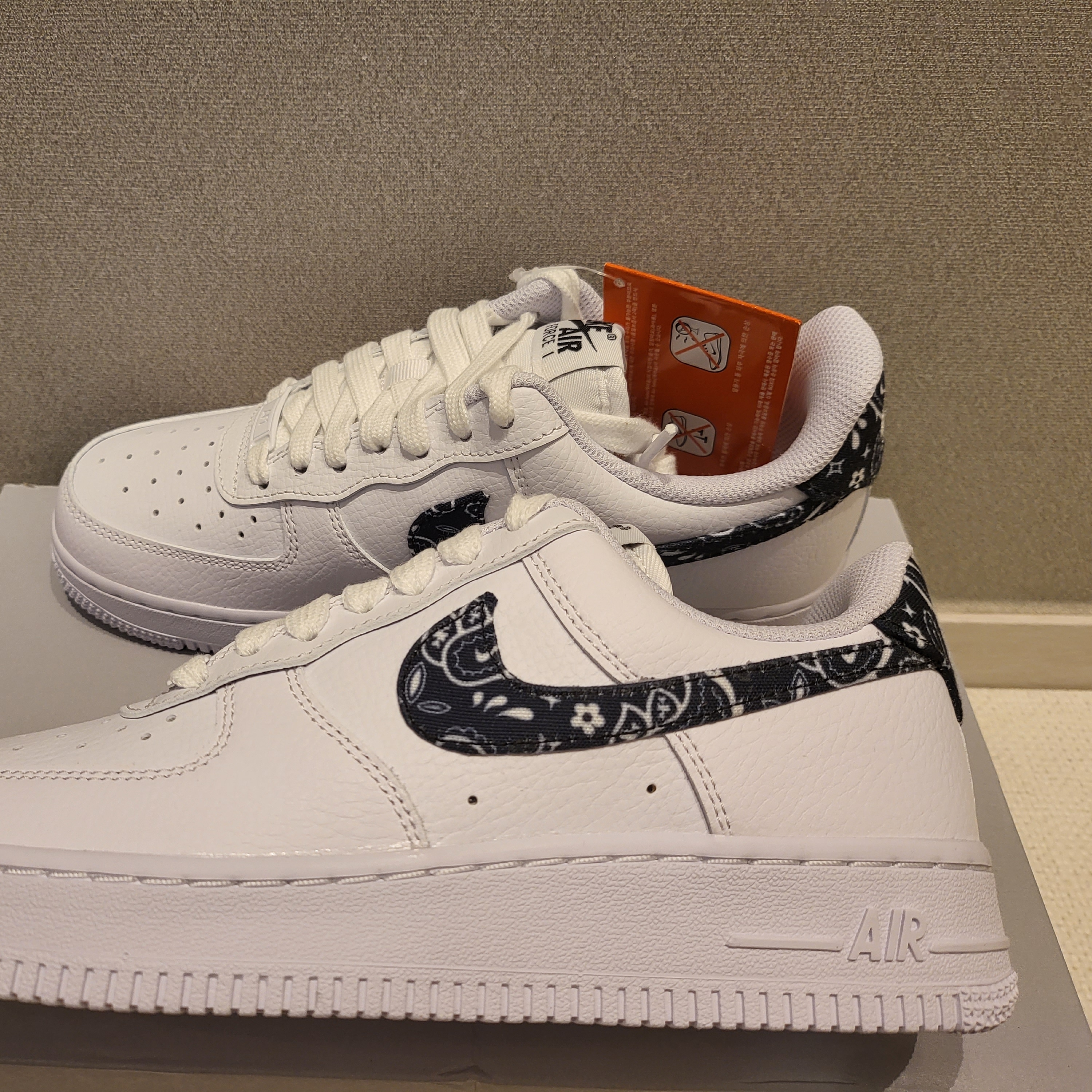 (W) Nike Air Force 1 '07 Essential Paisley Swoosh White Black 착용 스타일 - 3