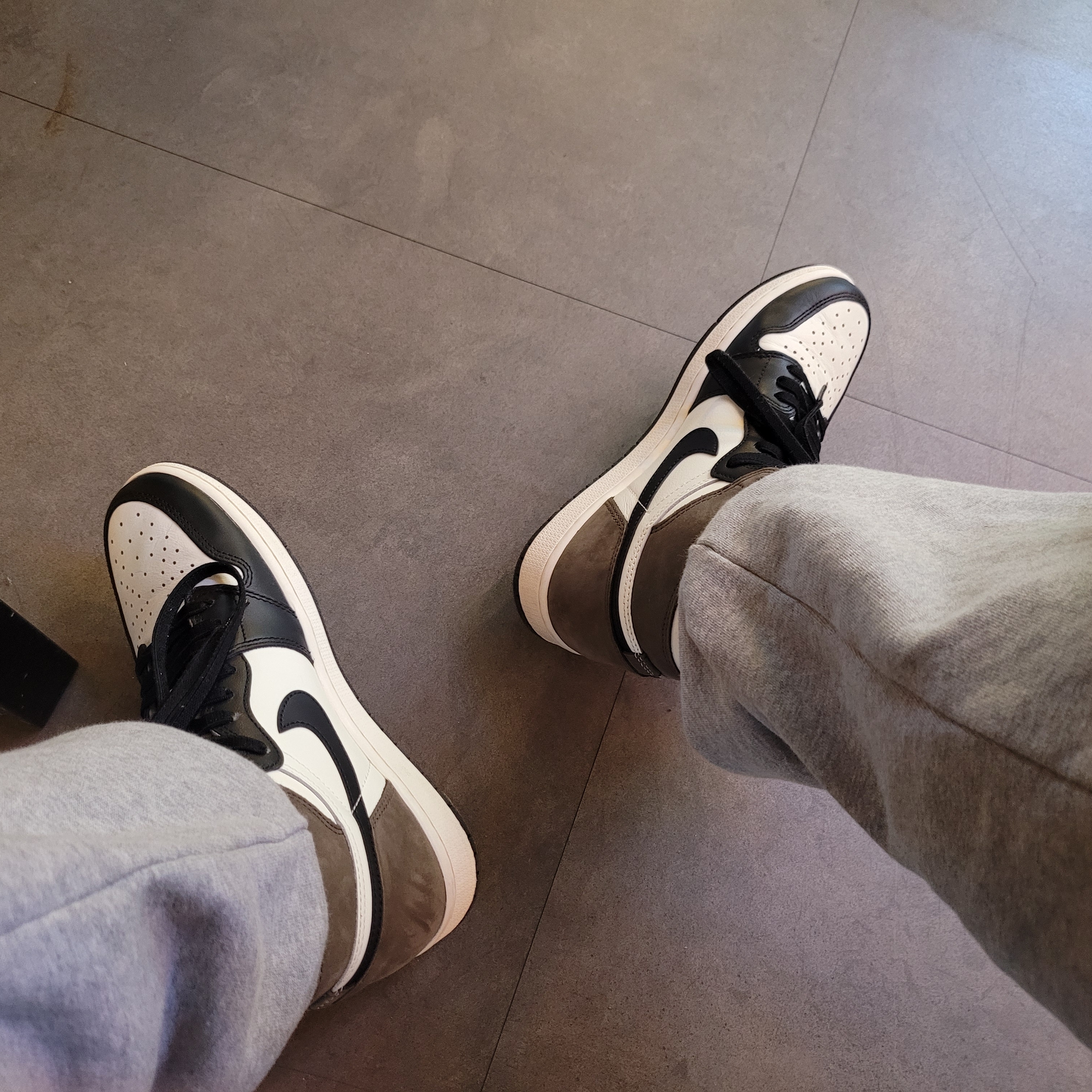 Jordan 1 Retro High OG Black Mocha 착용 스타일