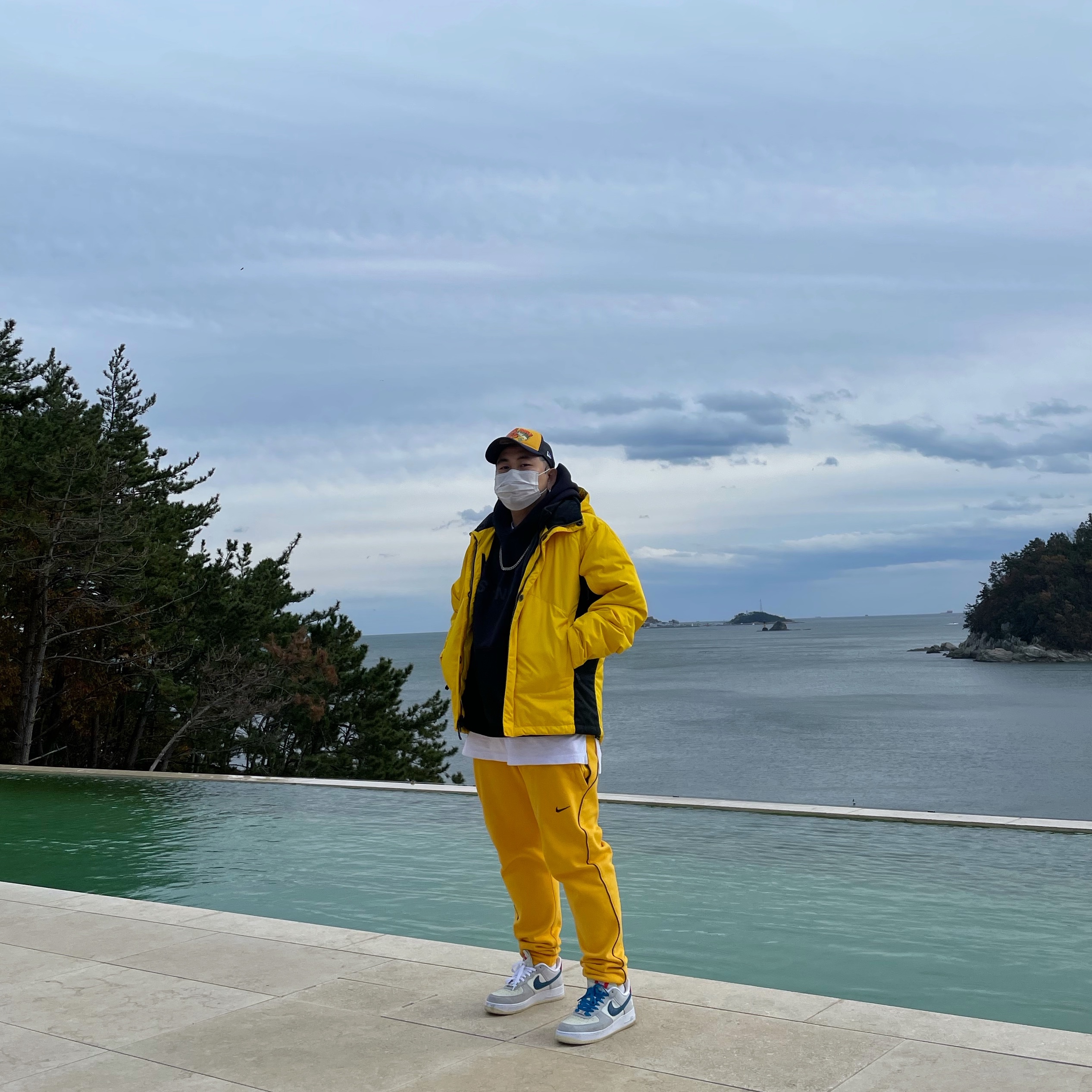 Nike x Drake Nocta Fleece Pants University Gold - US/EU, Essentials Logo Hoodie Navy/Dark Navy - Ssense Exclusive 착용 스타일