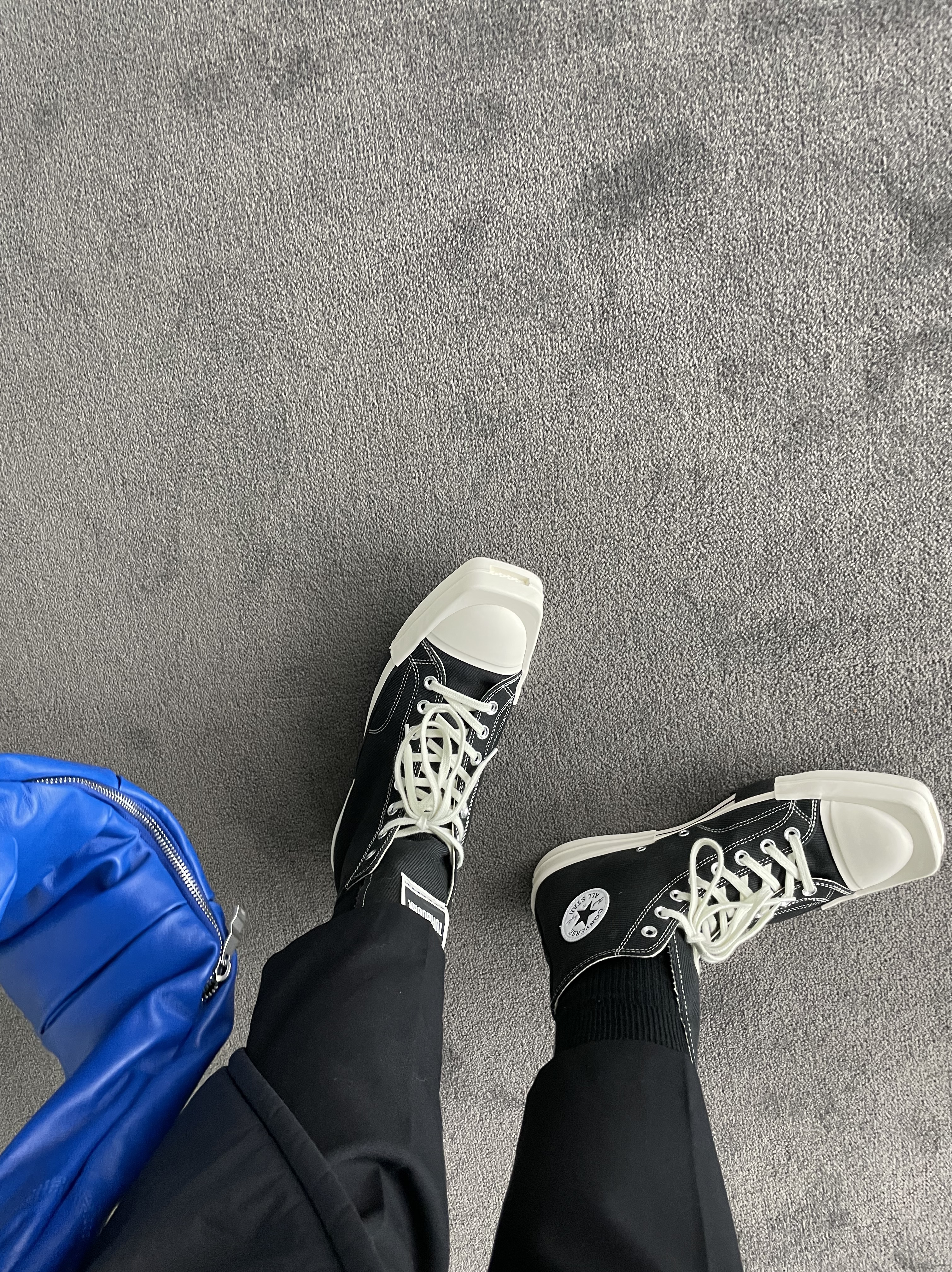 Converse x Drkshdw Turbodrk Chuck 70 Hi Black, Ader Error x Zara Leather Shoulder Bag with Knot Blue 착용 스타일 - 4