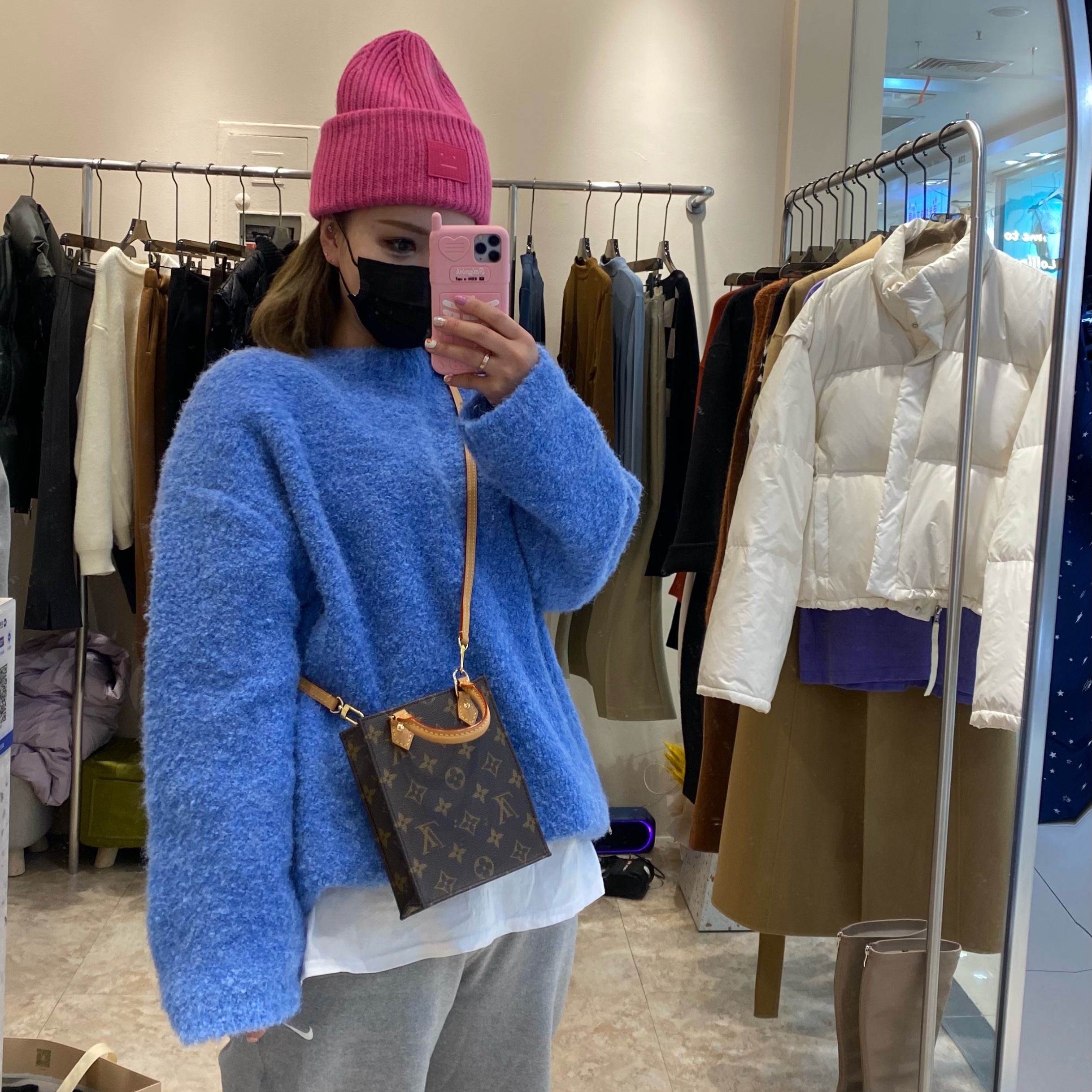 Louis Vuitton Petit Sac Plat Monogram, (GS) Jordan 1 Low Light Smoke Grey 착용 스타일 - 2