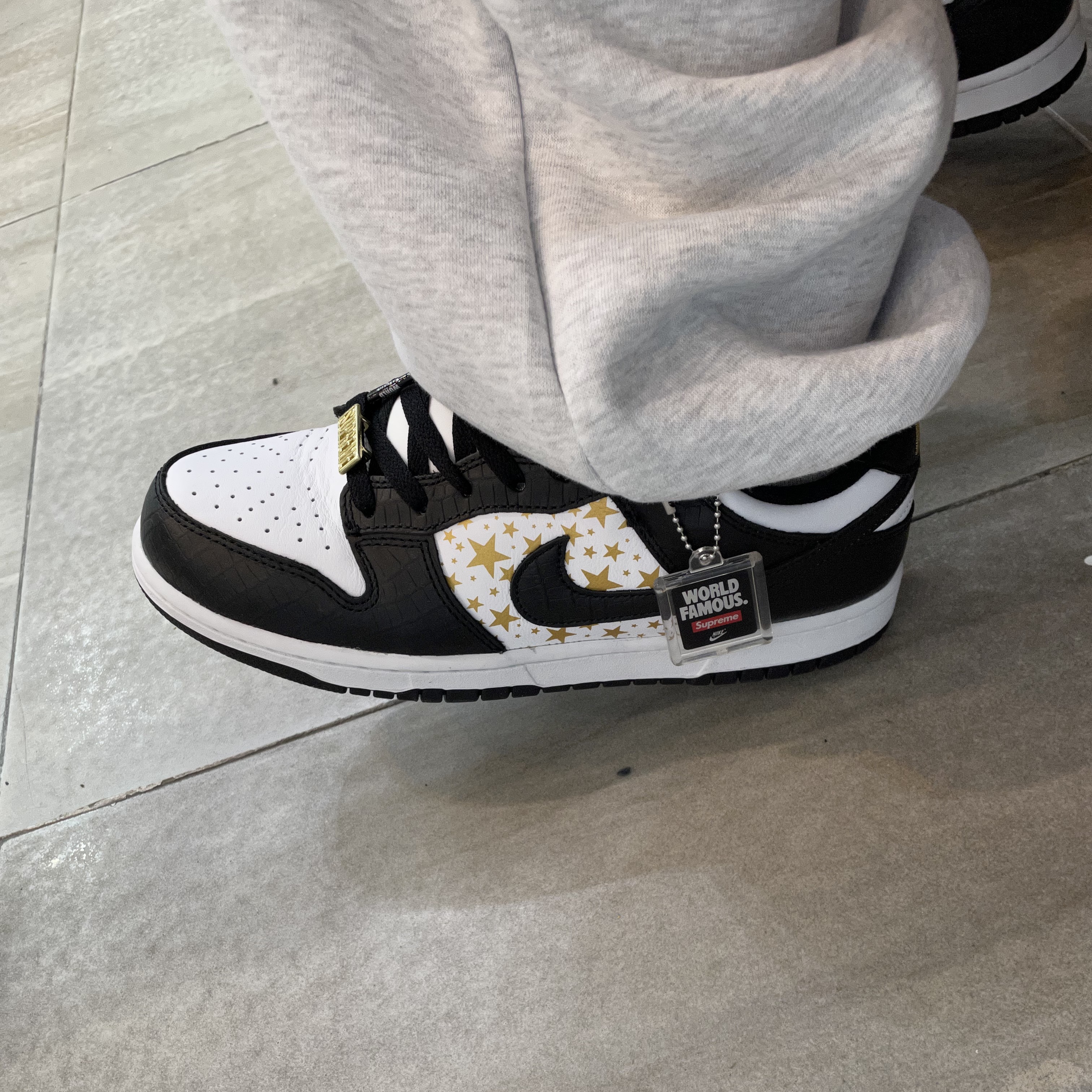 Nike x Supreme SB Dunk Low Black 착용 스타일
