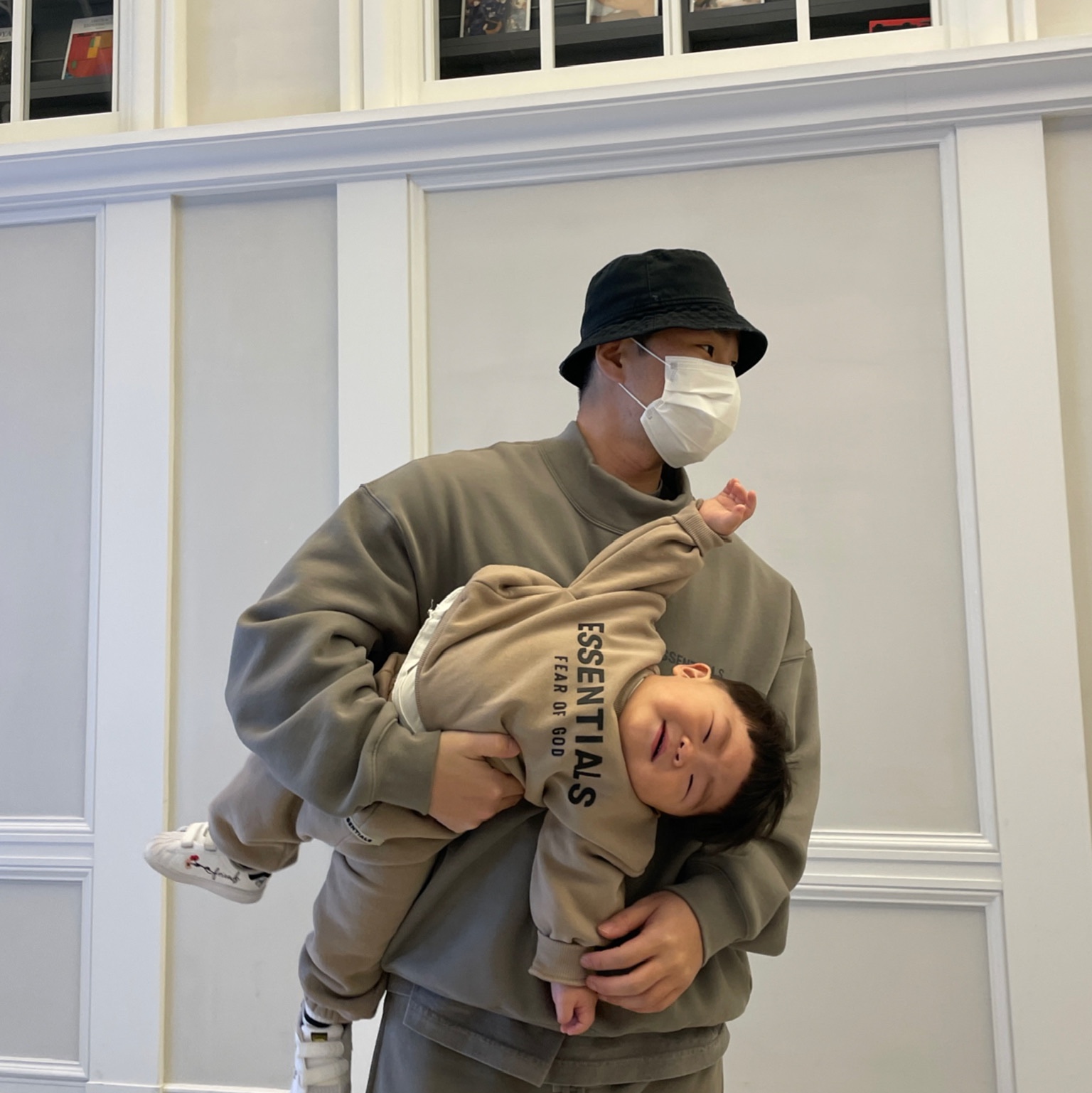 Essentials Pull-Over Hoodie Taupe - 21SS, Essentials Sweatpants Taupe - 21SS 착용 스타일 - 3