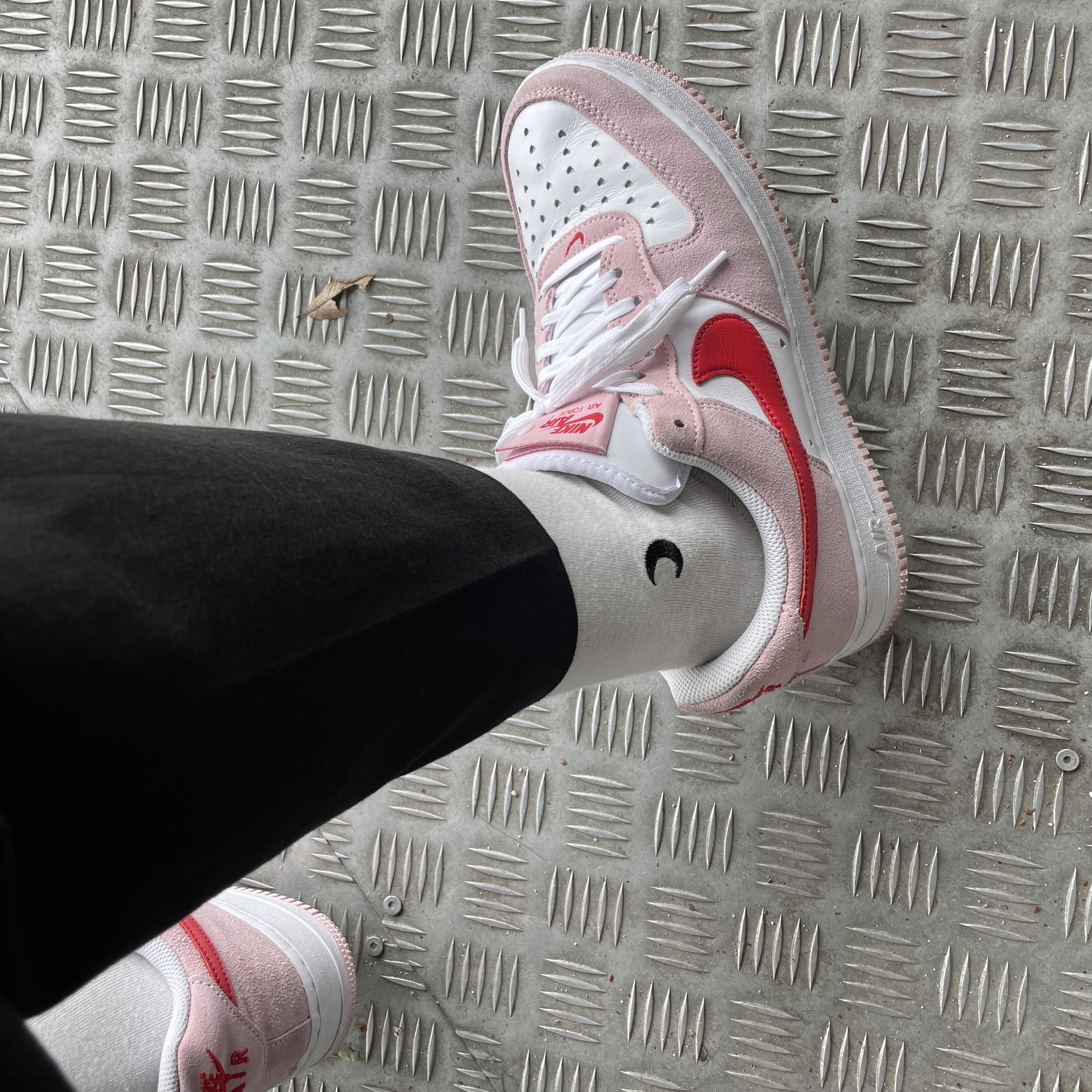 Nike Air Force 1 '07 QS Valentine's Day 착용 스타일 - 2