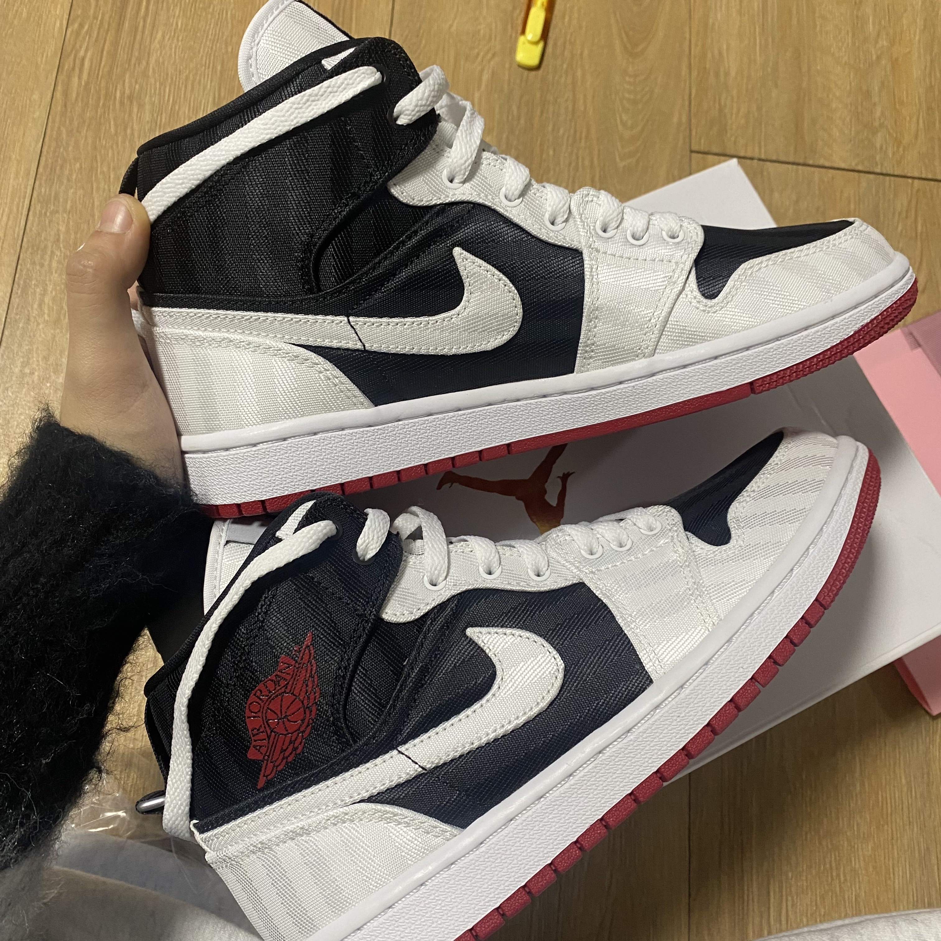 (W) Jordan 1 Mid SE Utility Panda 착용 스타일 - 2