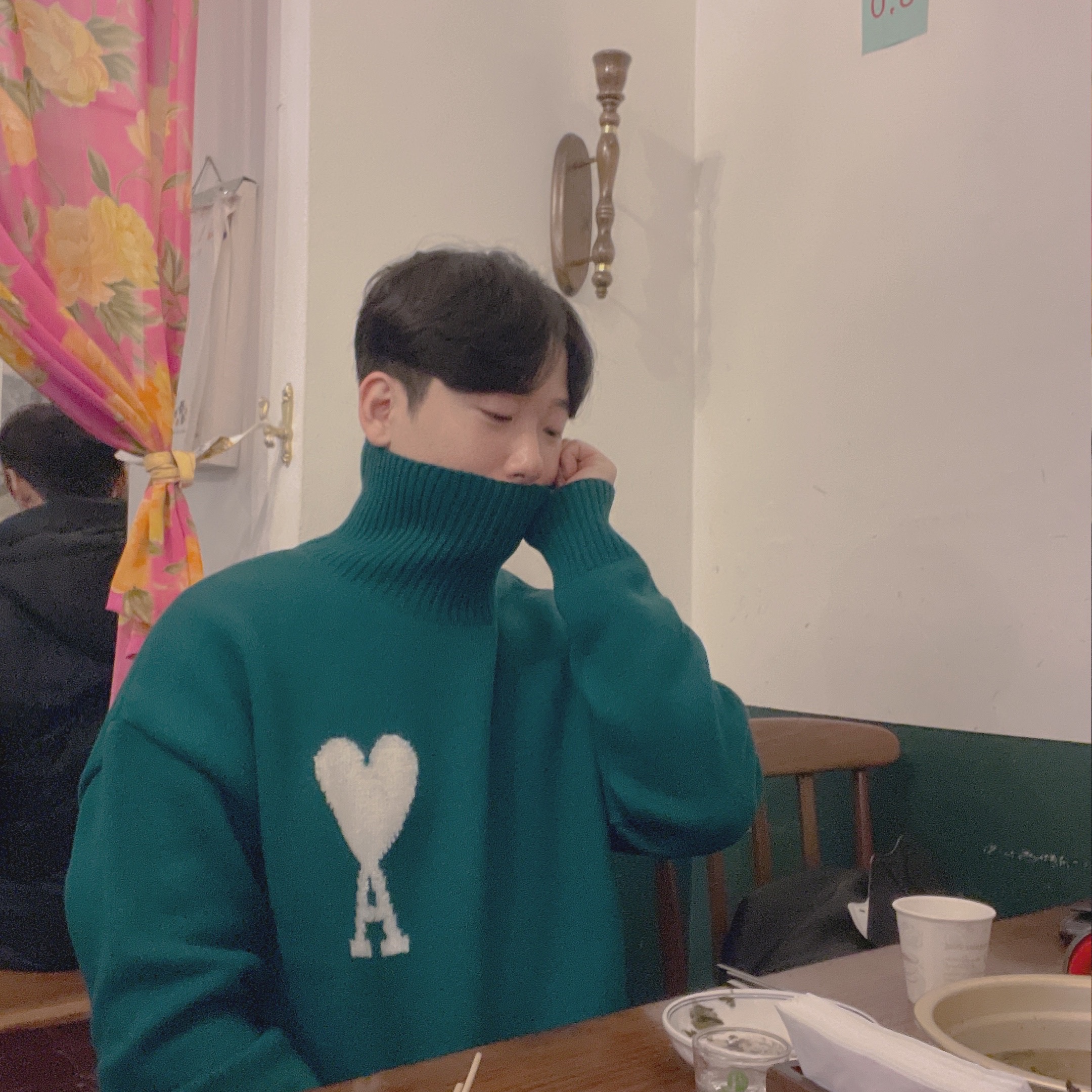 AMI de Coeur Oversize Intarsia Funnel Neck Sweater Green 착용 스타일