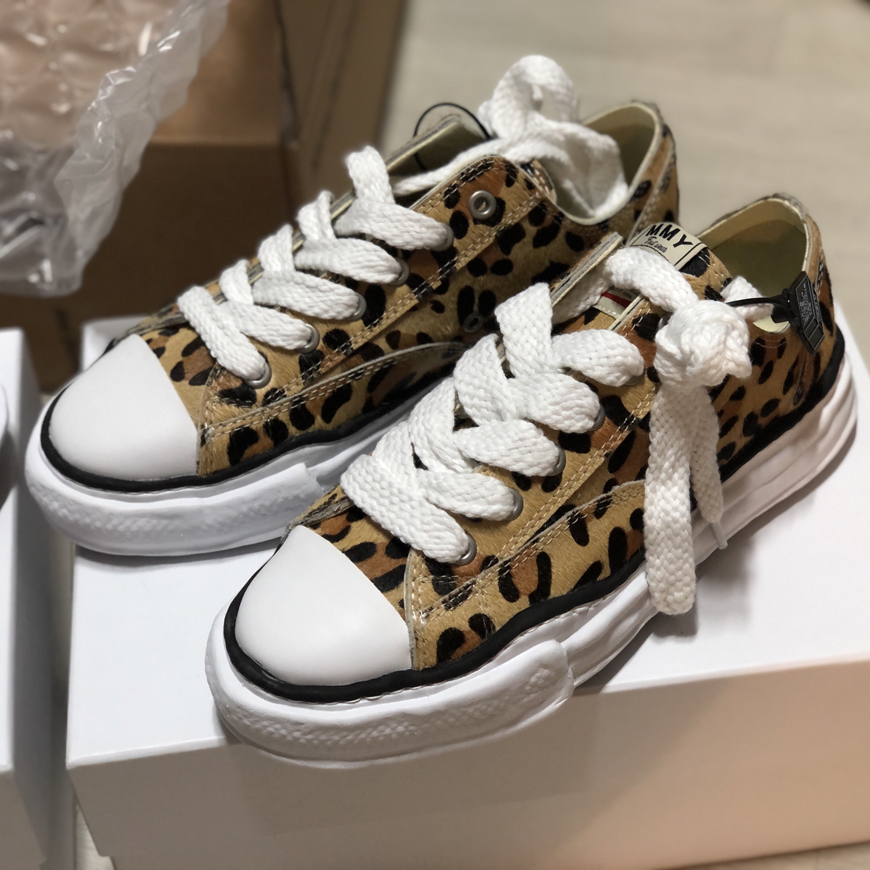 Maison Mihara Yasuhiro Blakey OG Sole Canvas Low-top Sneakers Black White, Maison Mihara Yasuhiro Peterson OG Sole Calf Hair Low-top Sneakers Leopard 착용 스타일 - 2
